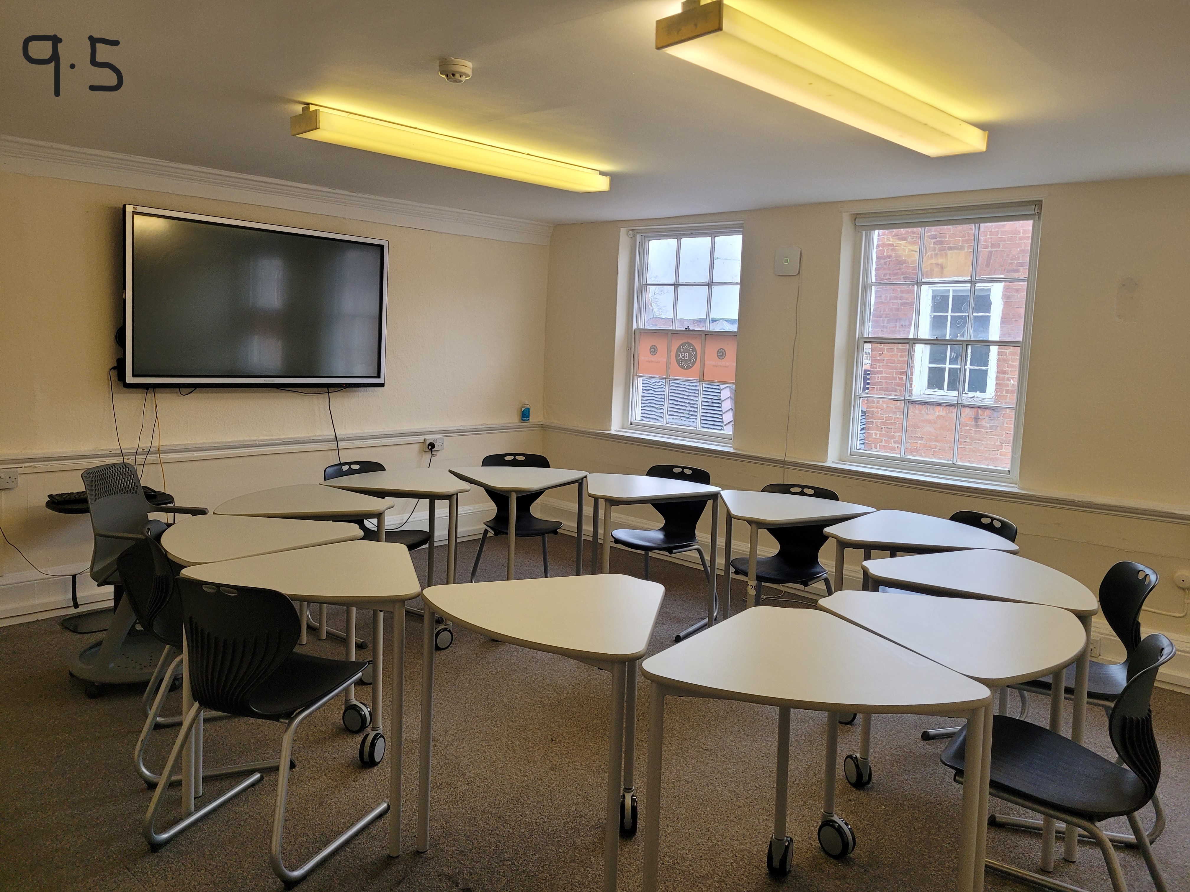 Versatile meeting room with flexible furniture for workshops and training sessions.