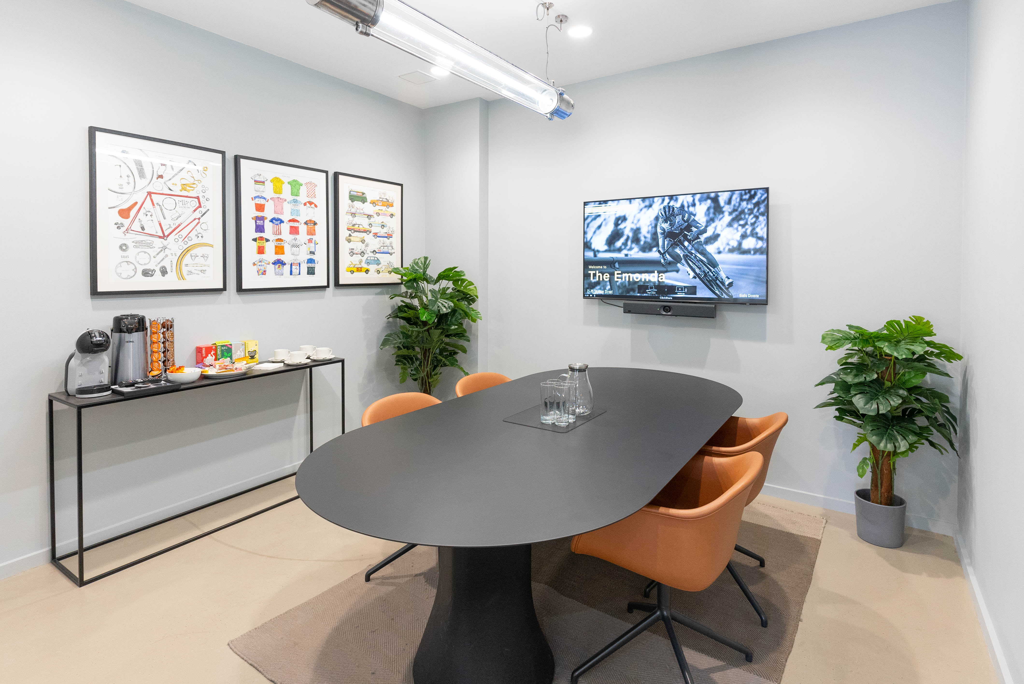Modern meeting room with oval table, ideal for collaborative brainstorming sessions.