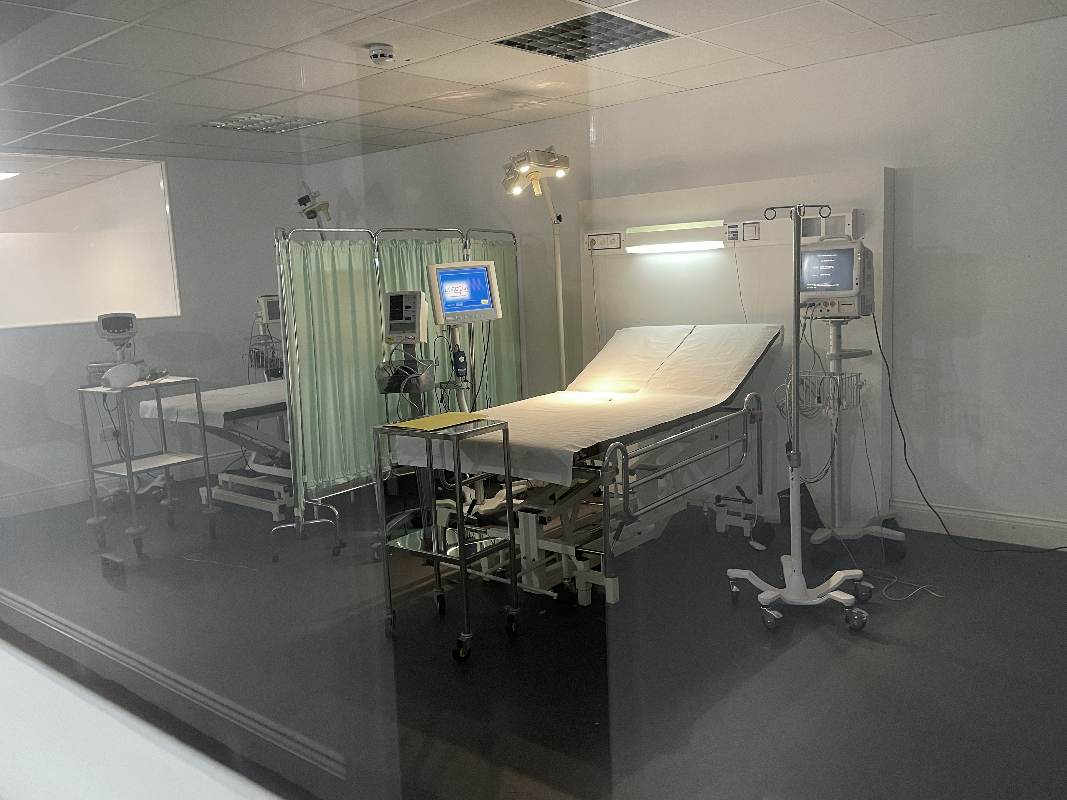Medical training room with hospital equipment for workshops and simulations.