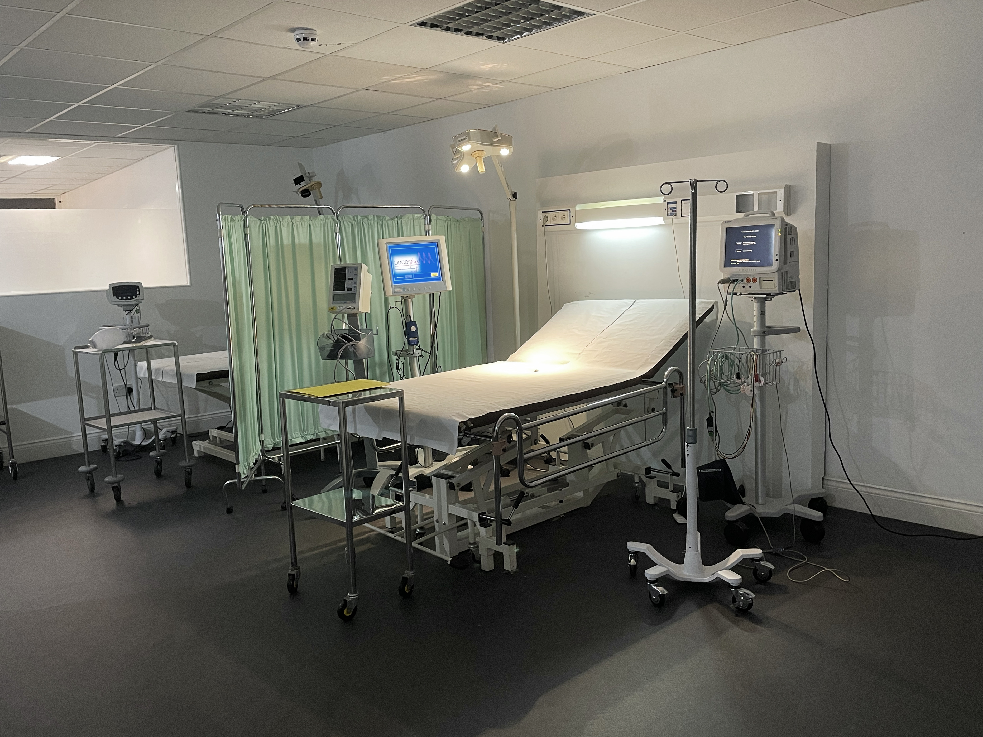 Medical GP hospital room with beds, ideal for conferences and training sessions.