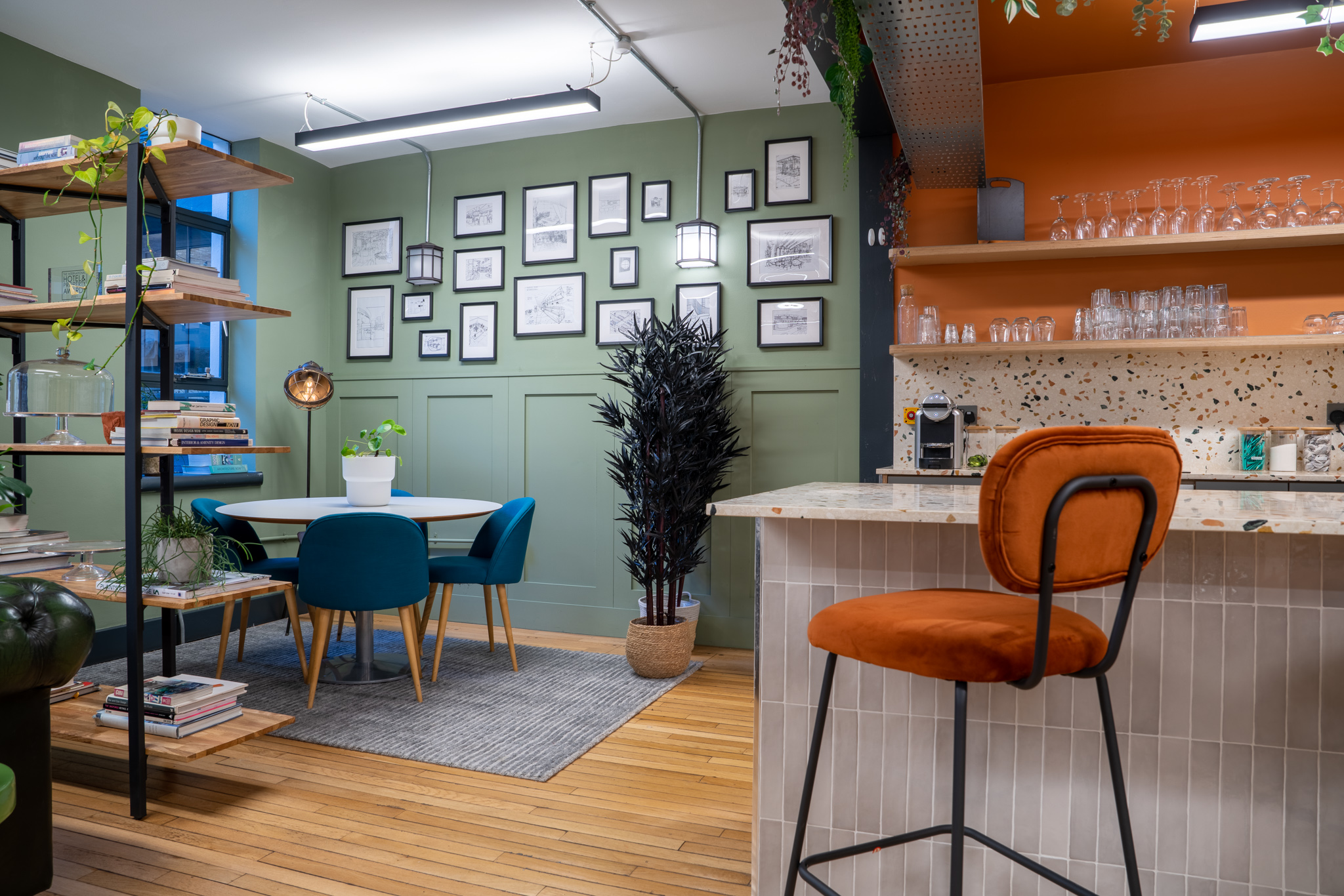 Stylish meeting space with natural light, ideal for workshops and brainstorming sessions.