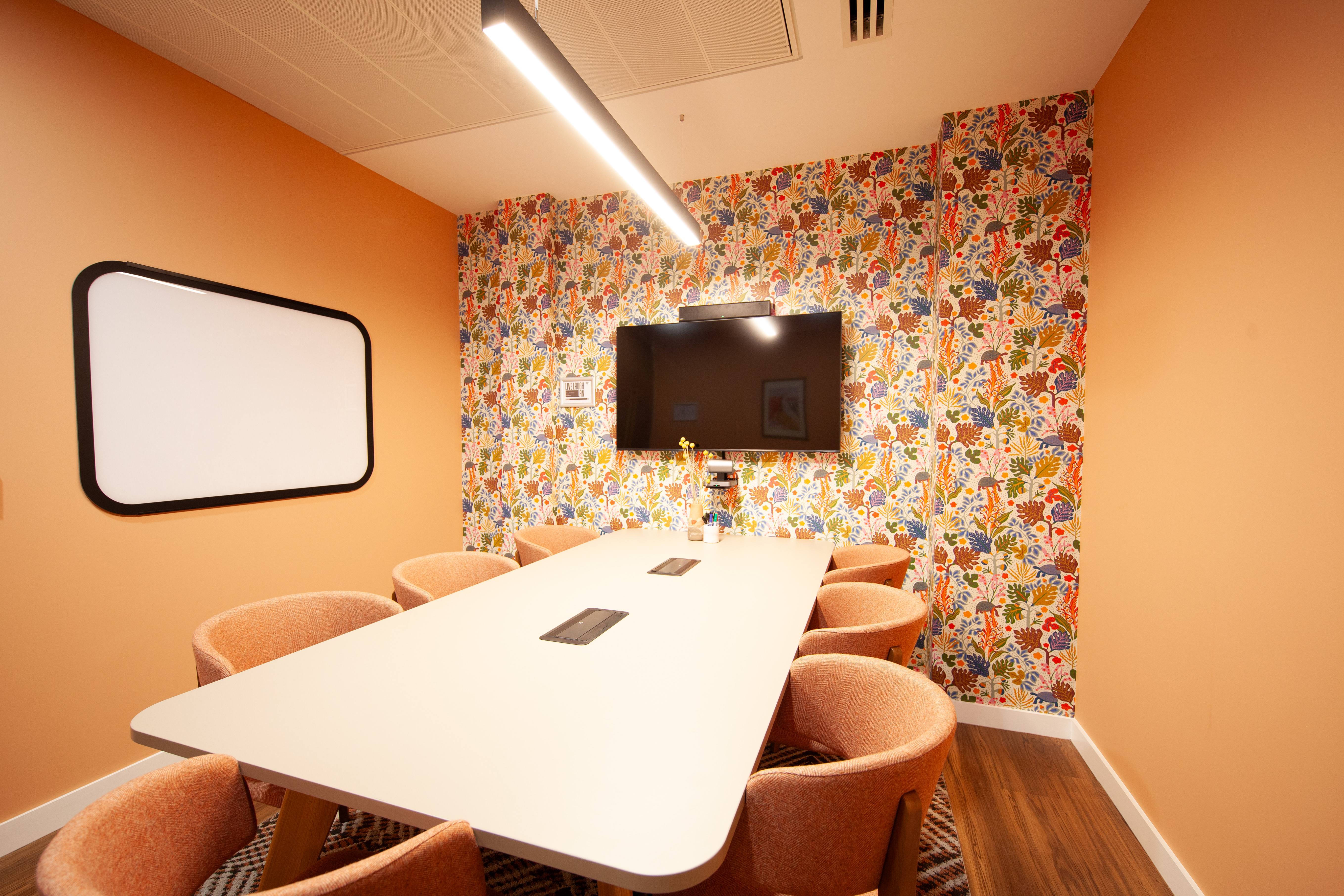 Vibrant meeting room with modern table, ideal for creative workshops and team collaboration.