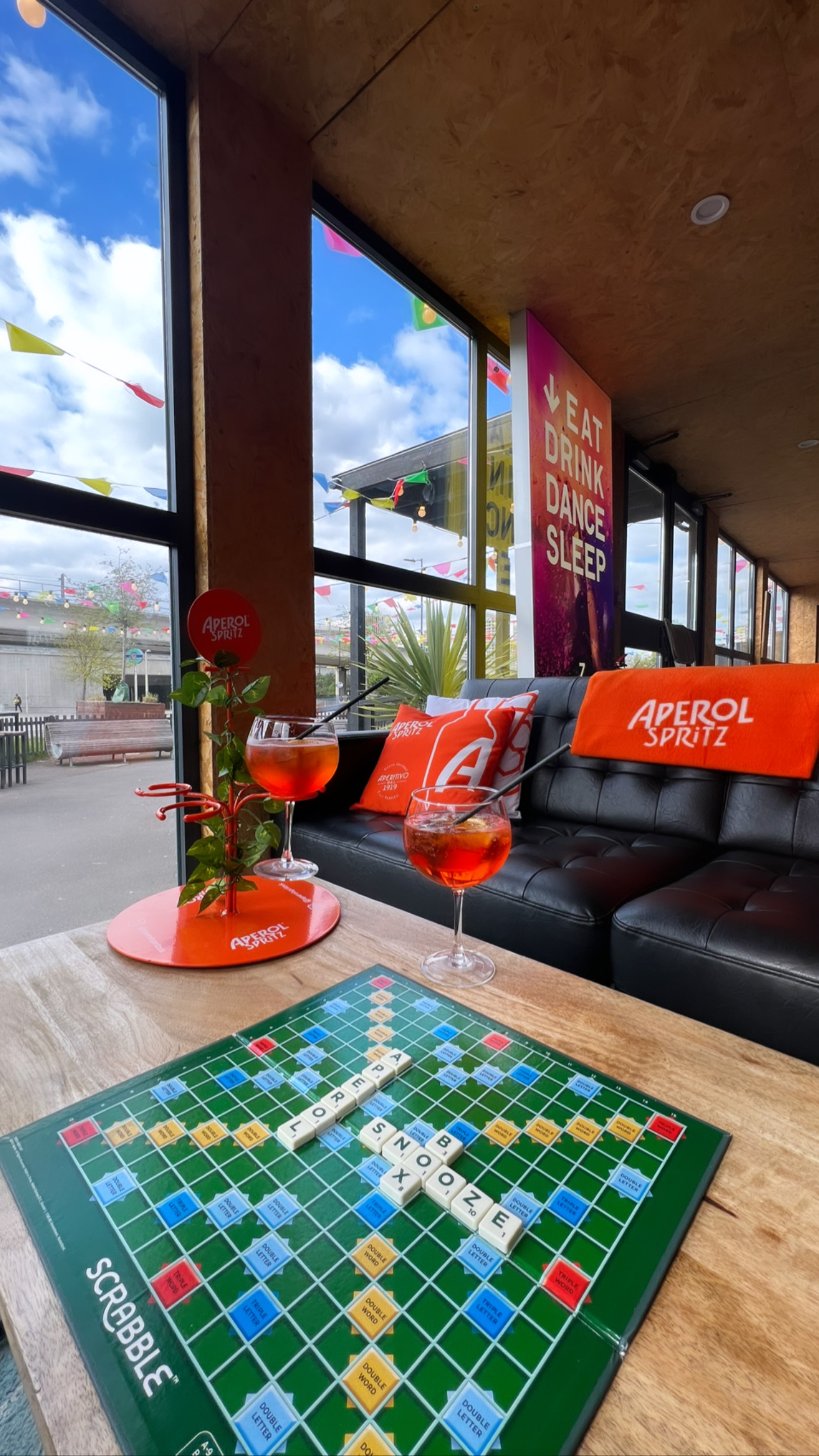 Vibrant lounge at Event Bar, ideal for networking and casual gatherings in Olympic Park.