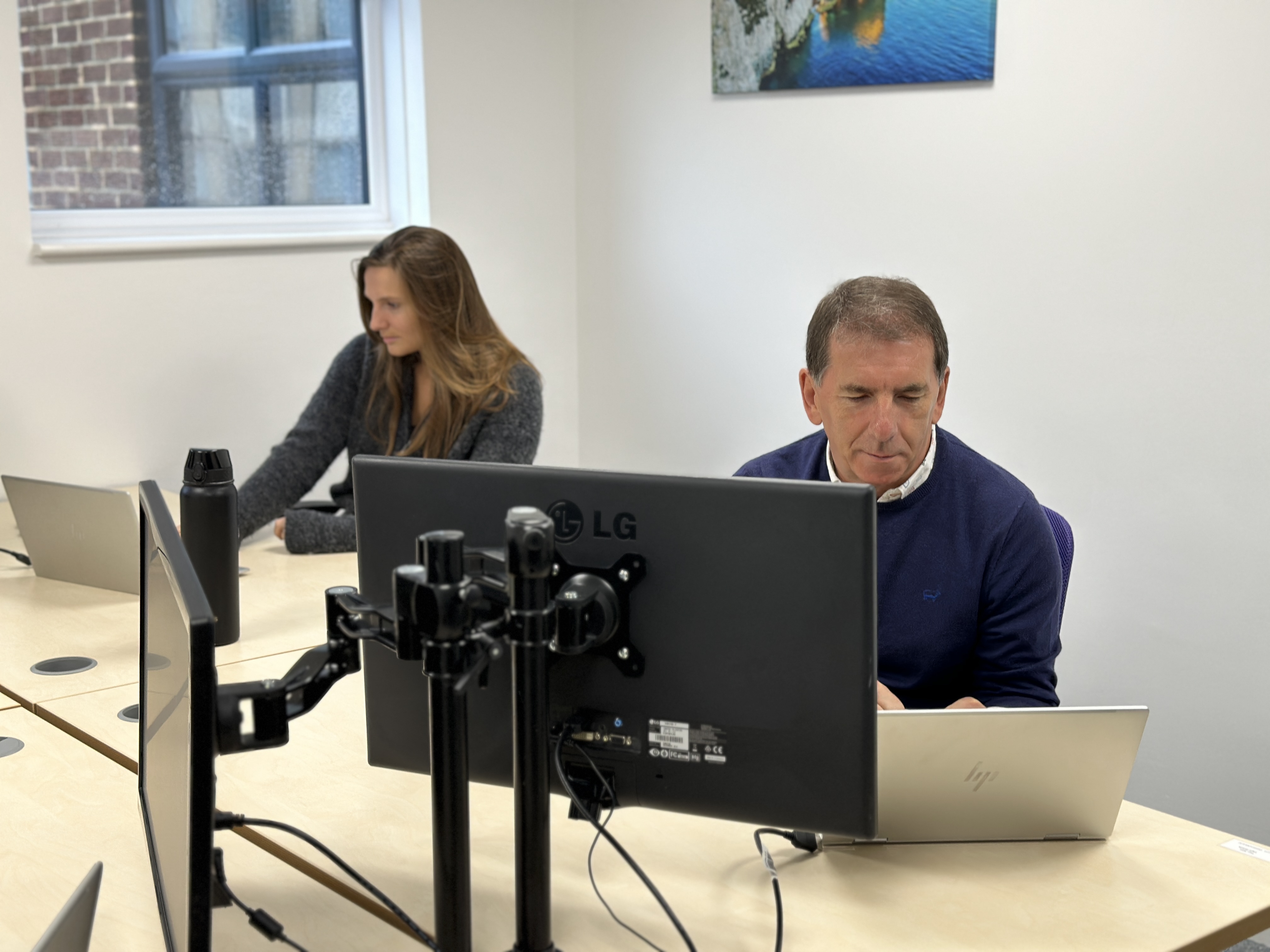 Modern meeting space with workstations, ideal for hybrid meetings and workshops.