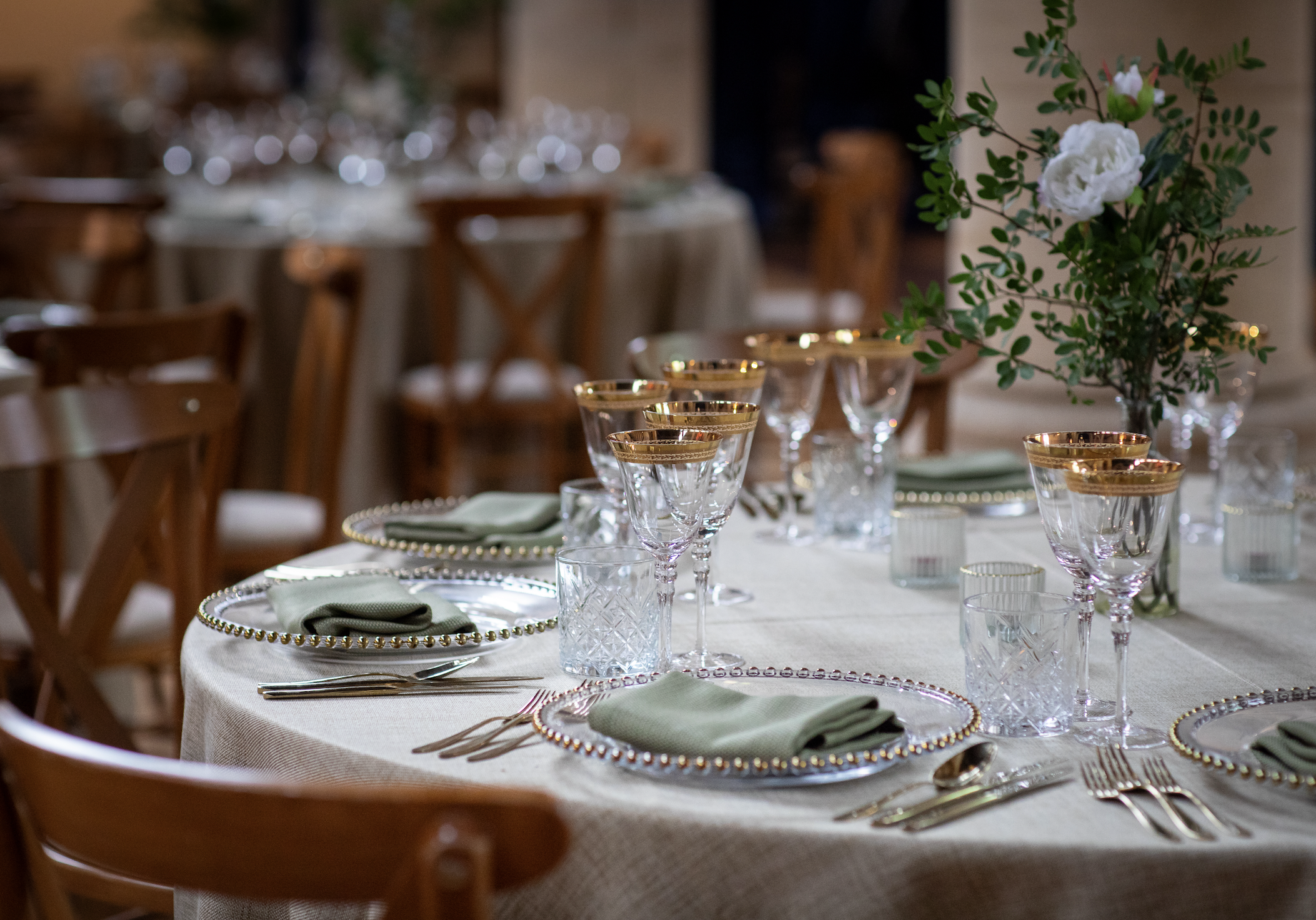 Elegant dining table with gold accents for weddings and corporate events.