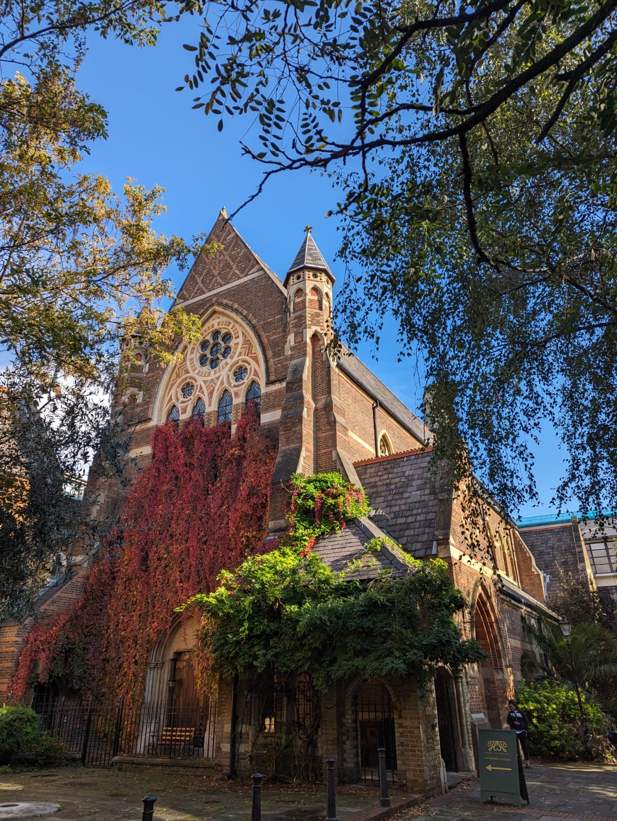 Historic venue with vibrant greenery, perfect for unique events and celebrations.