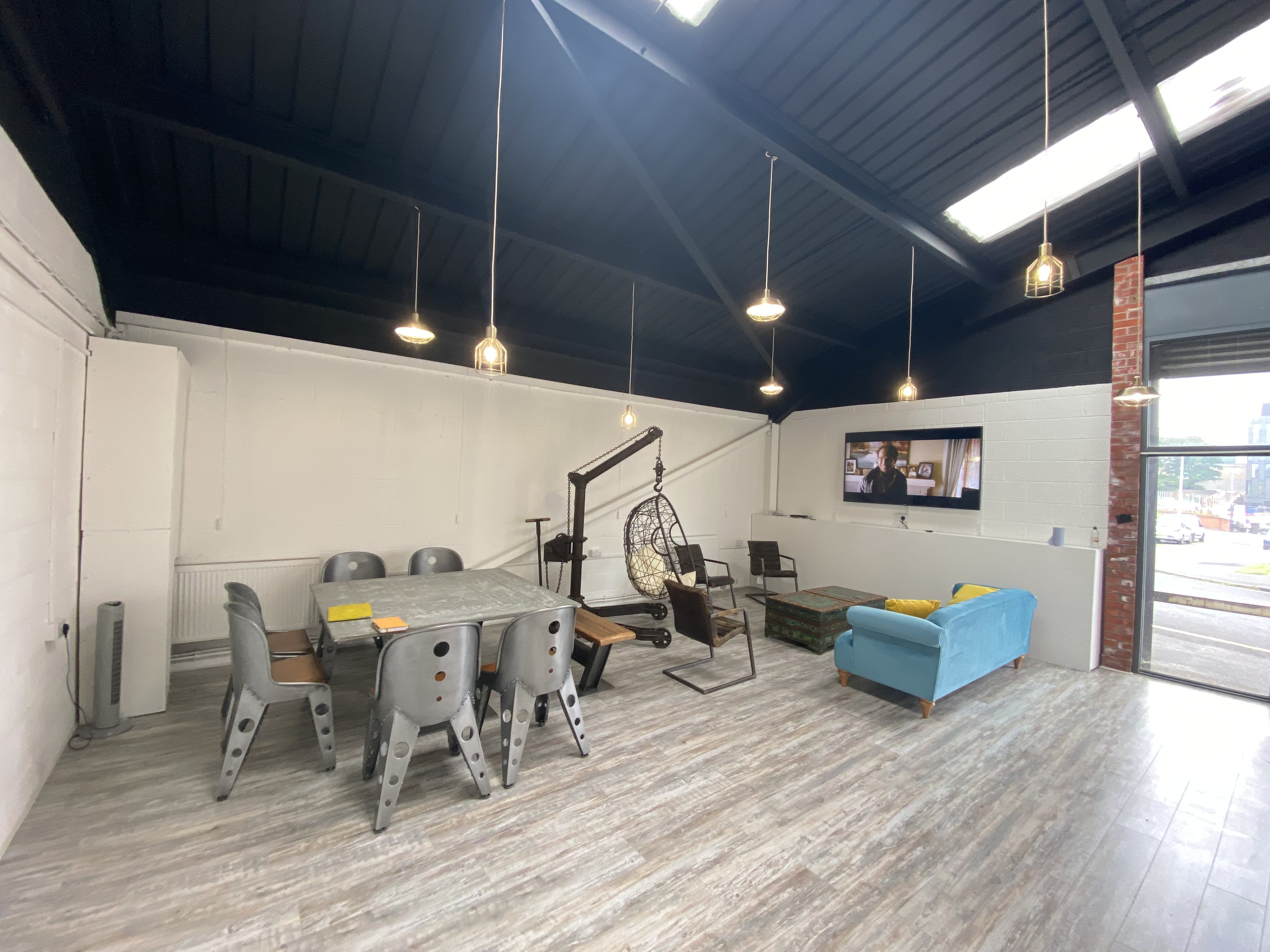 Mango Dining Room with high ceilings, perfect for meetings and events.