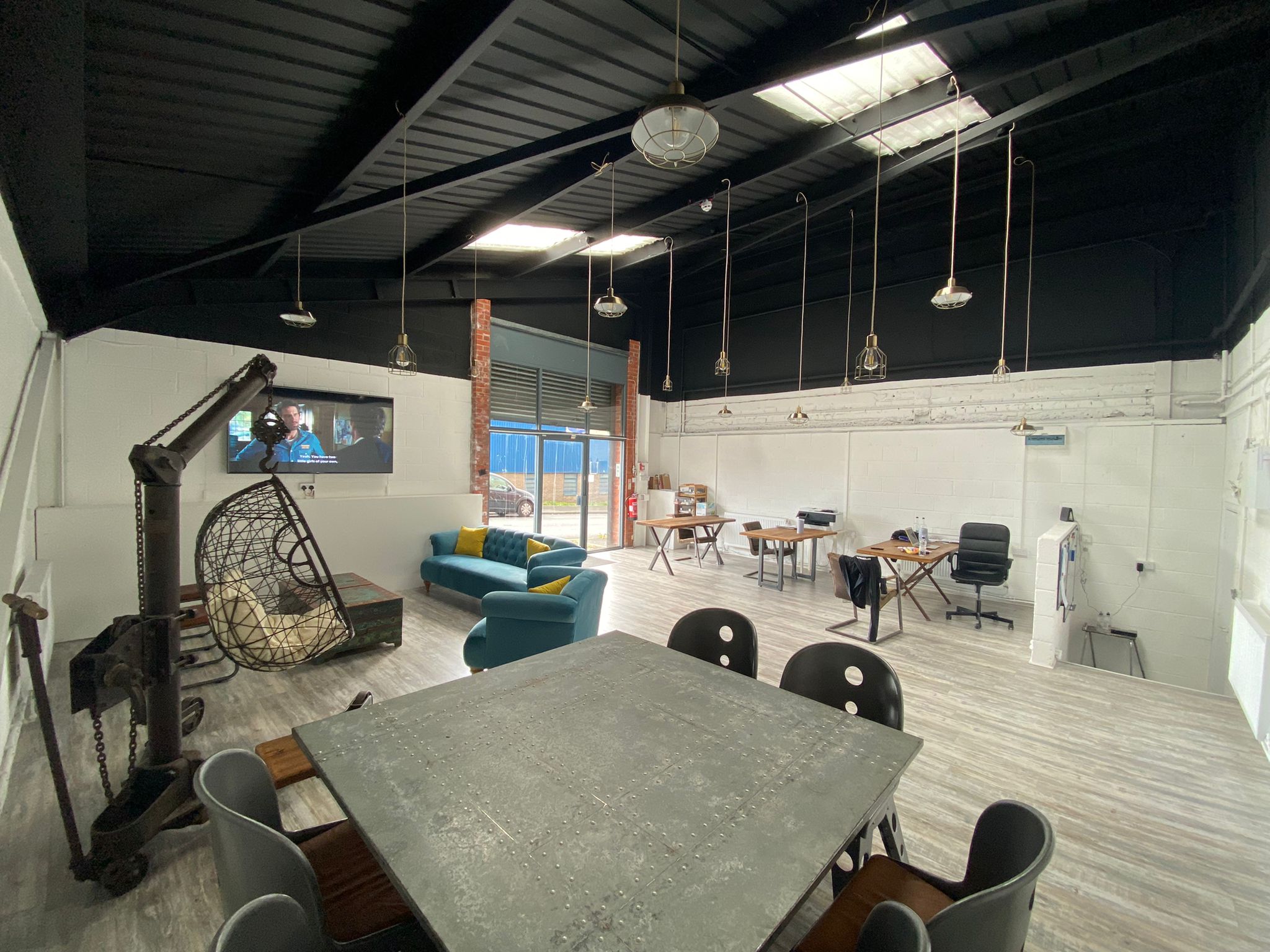 Mango Dining Room: modern meeting space with large table for team-building events.