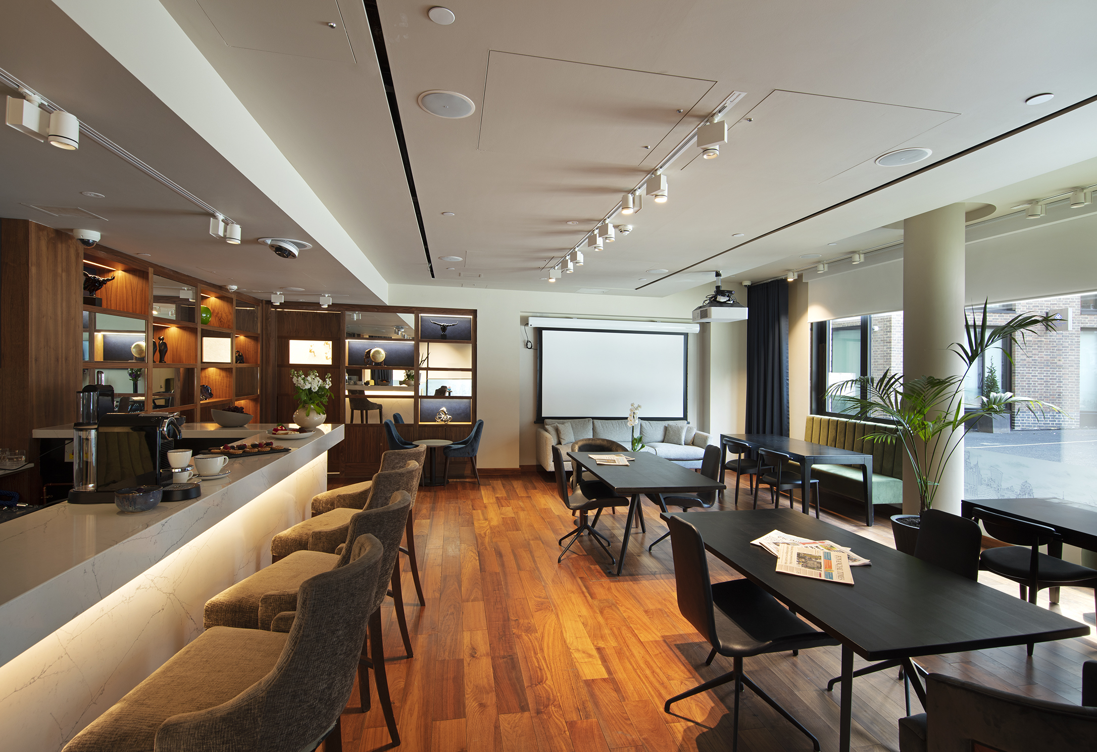 Crescent Suite meeting space with bar, ideal for workshops and conferences.