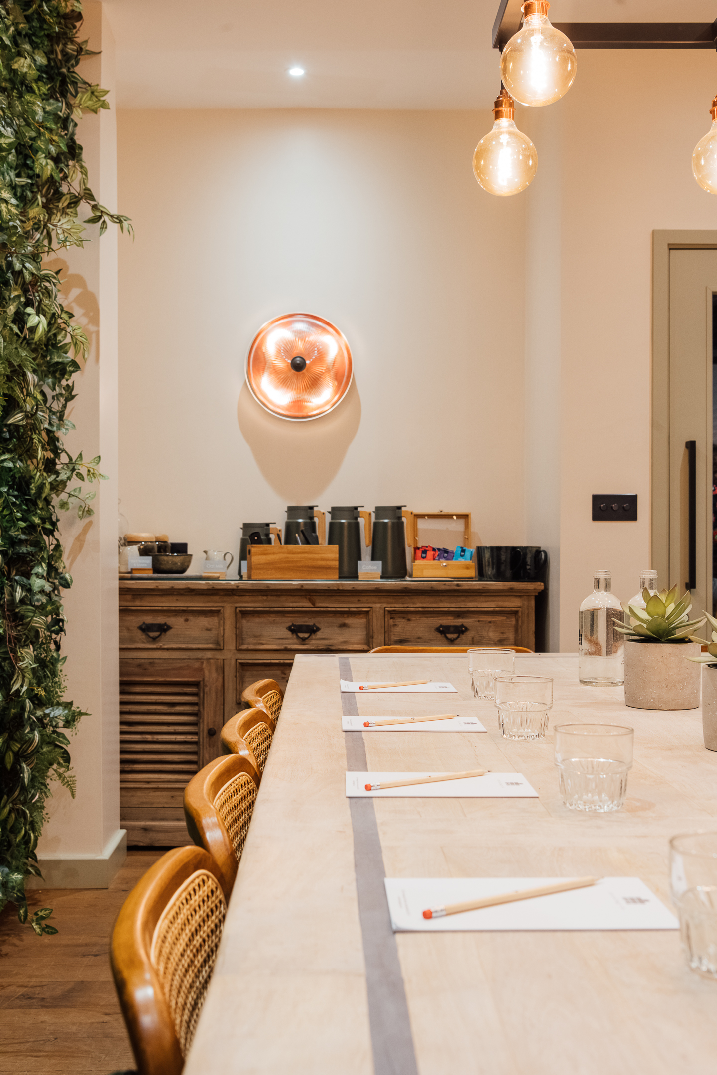 Arabica coffee station with rustic table, perfect for meetings and events.