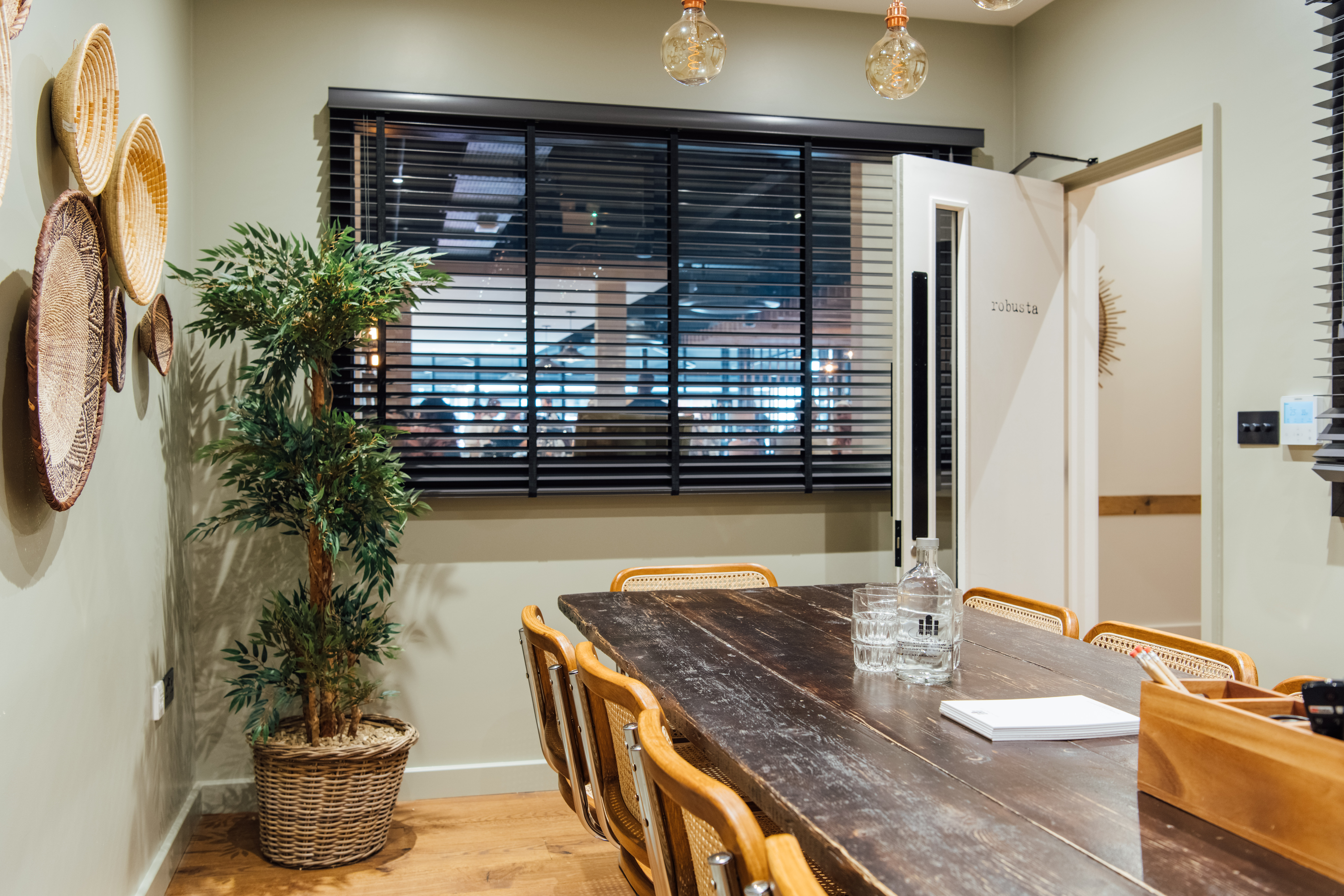 Robusta meeting room with rustic table, perfect for team meetings and workshops.