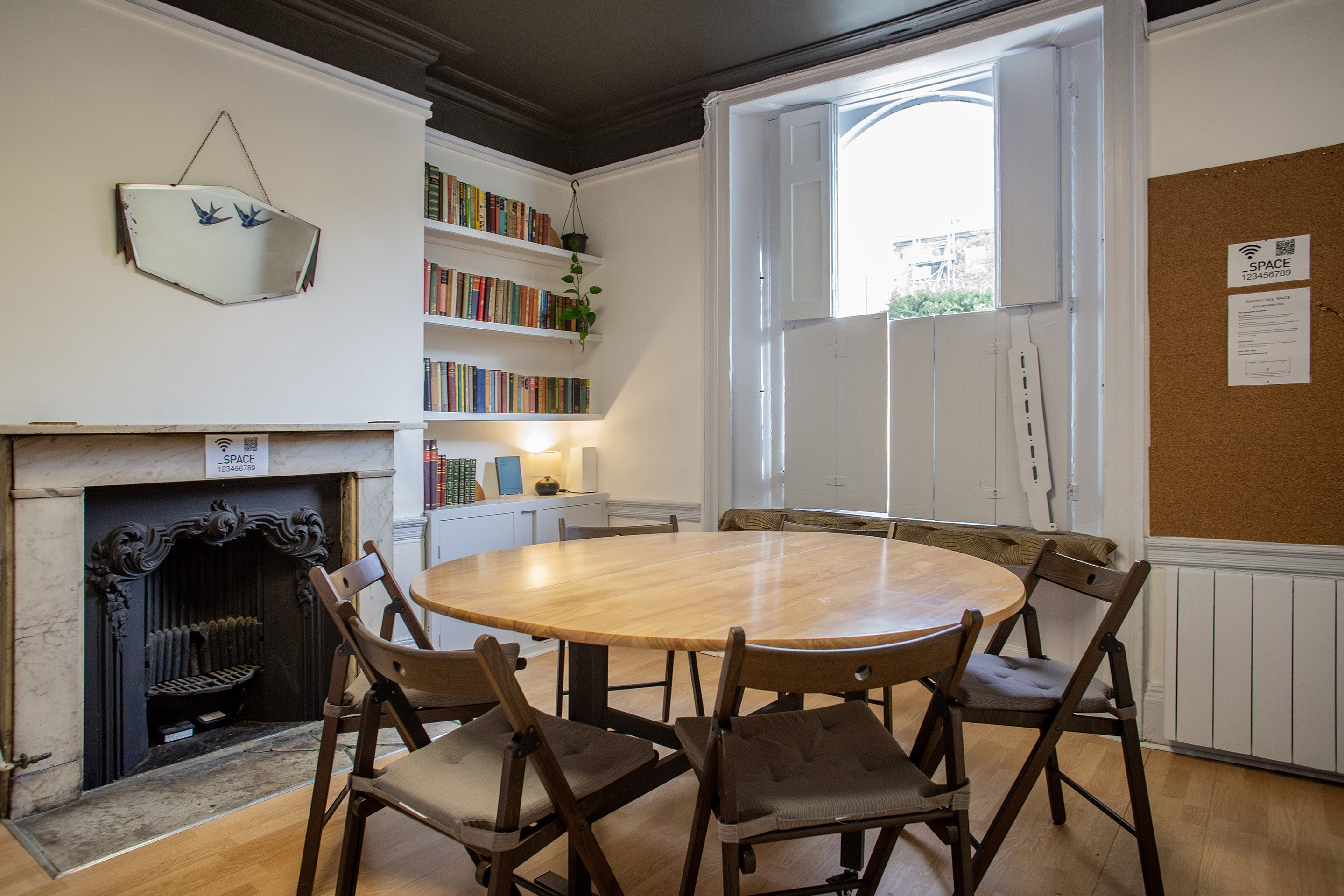 Cozy meeting space with round table, ideal for workshops and brainstorming sessions.