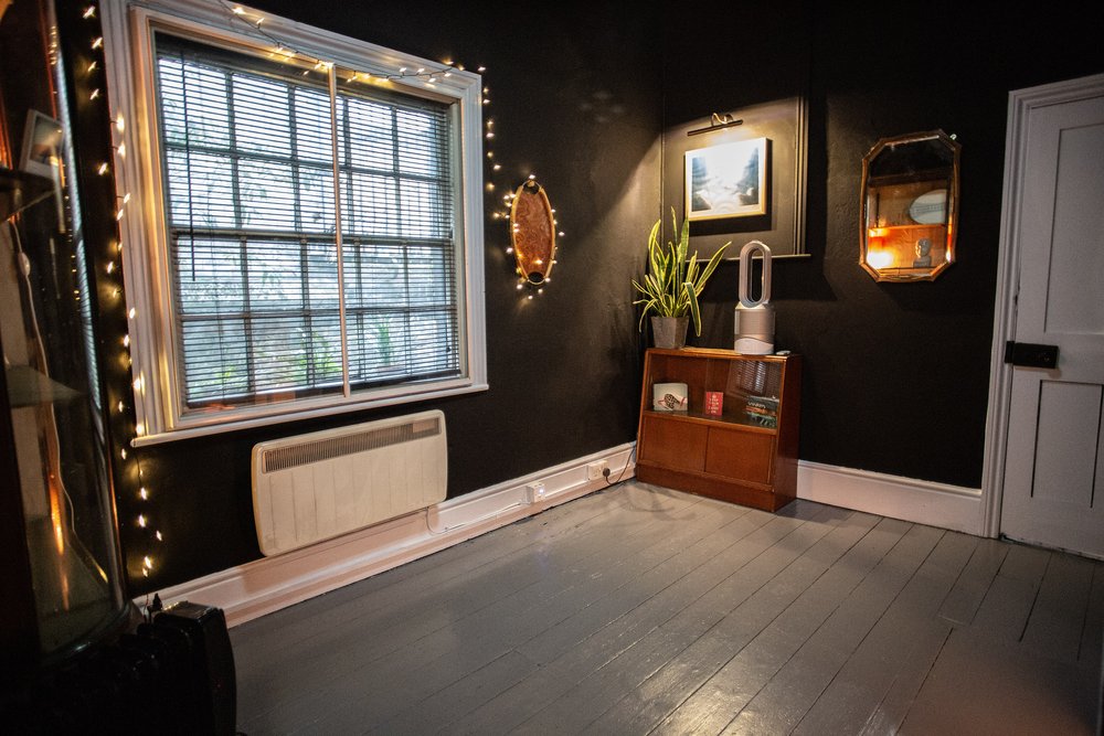 Cozy meeting room with natural light, perfect for intimate events and brainstorming sessions.