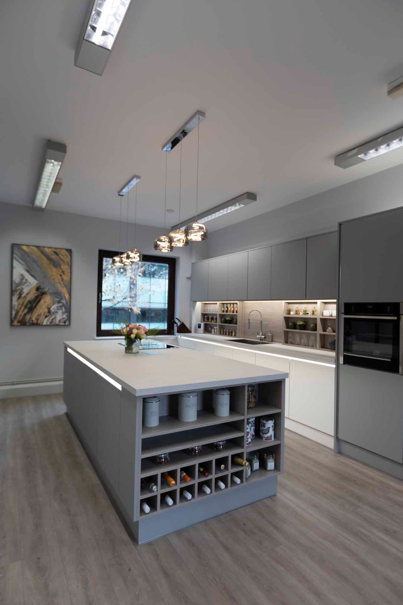 Modern kitchen with central island, ideal for culinary events and gatherings.