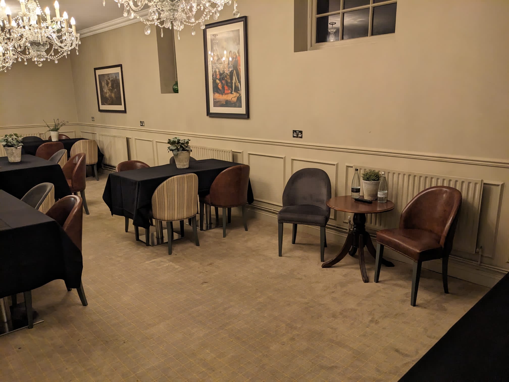 Elegant meeting space with chandelier, perfect for workshops and gatherings.