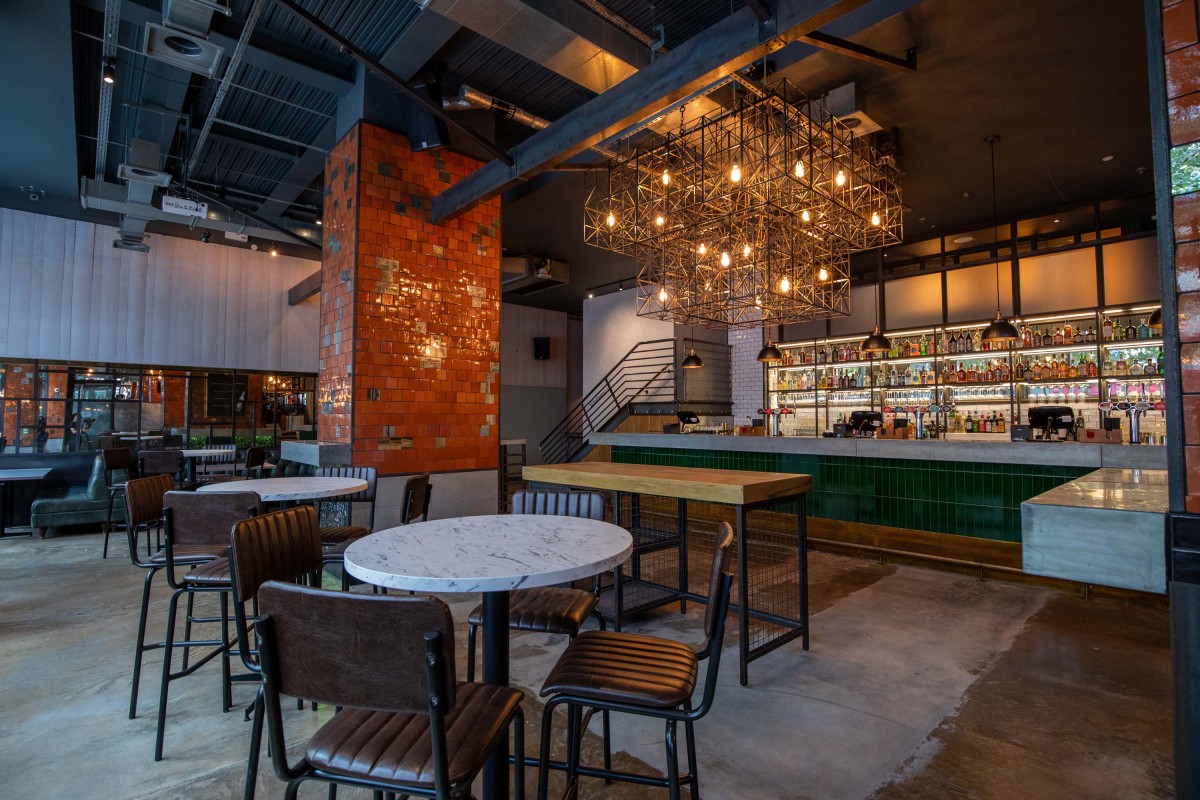 Modern event space with stylish bar, ideal for networking and gatherings.