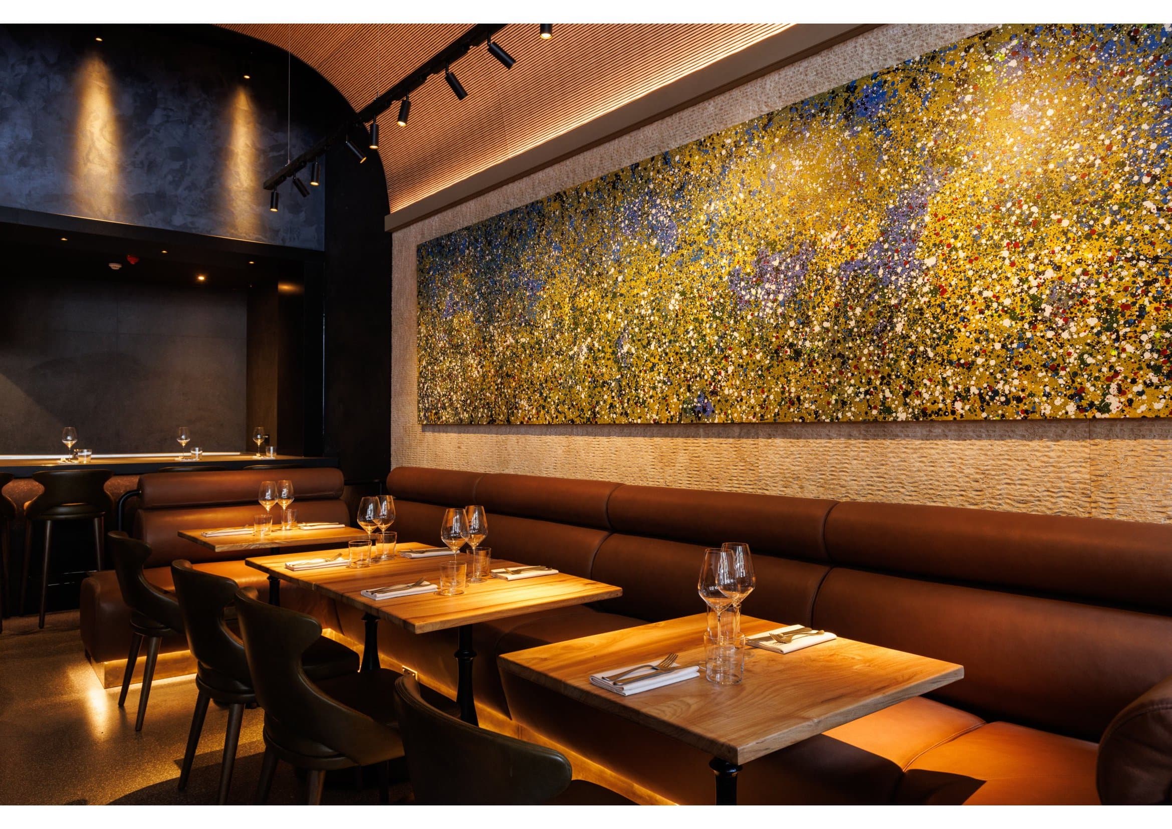 Sophisticated dining space in Bossa, ideal for intimate gatherings and corporate events.