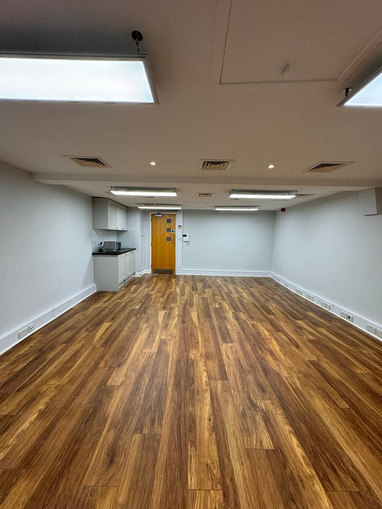 Versatile meeting space in Widegate E1, ideal for workshops and gatherings.