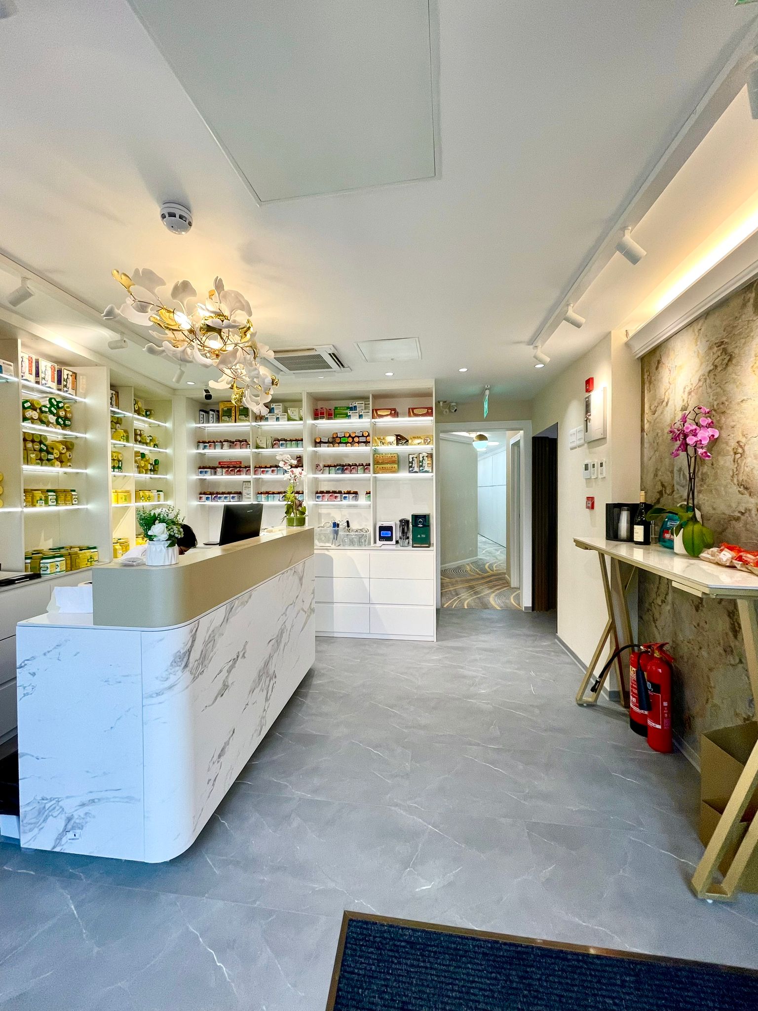 Modern therapy room at Ginsen Clinic, ideal for events and meetings with elegant decor.