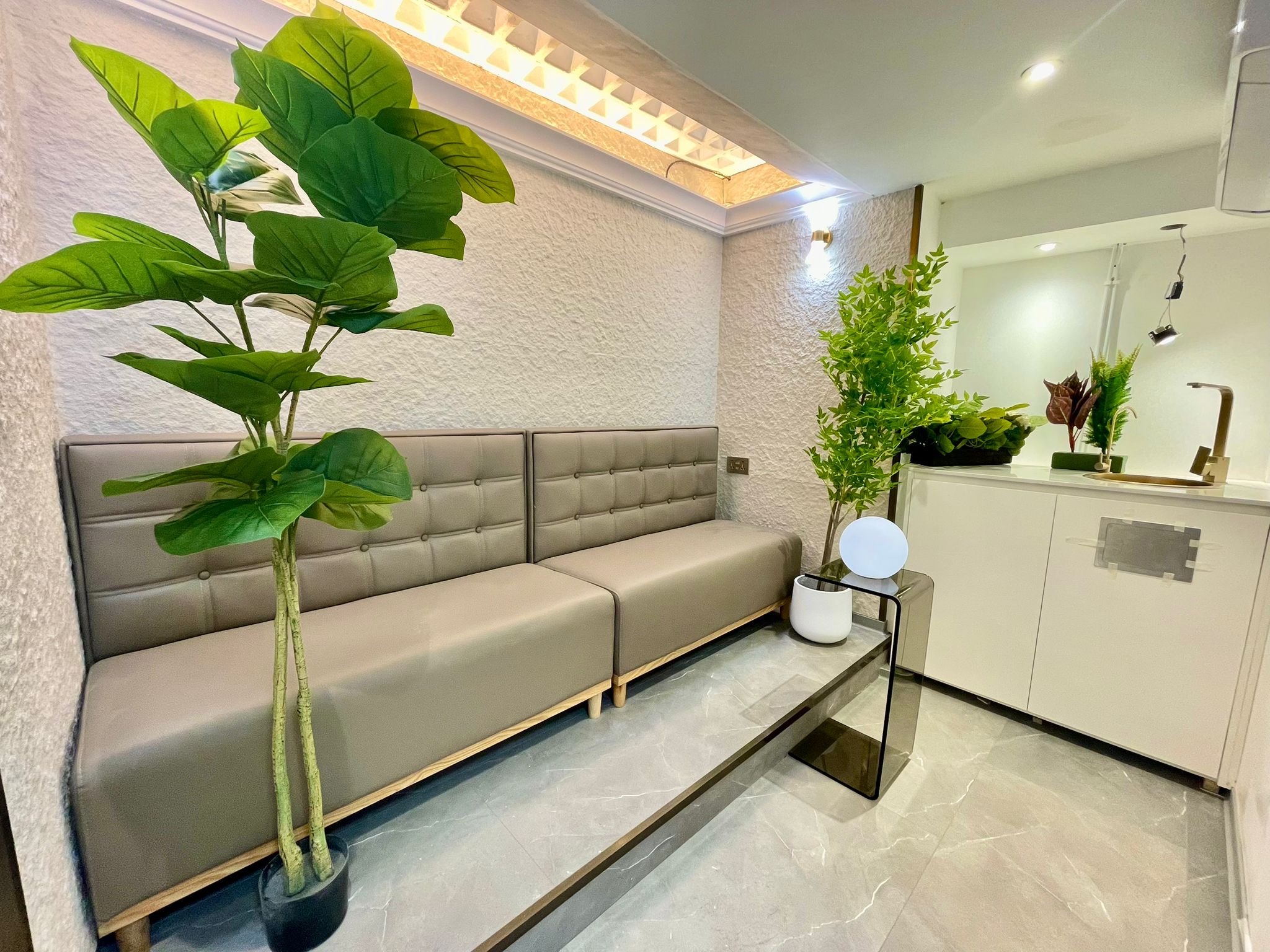 Modern therapy room at Ginsen Clinic, ideal for networking and relaxation events.