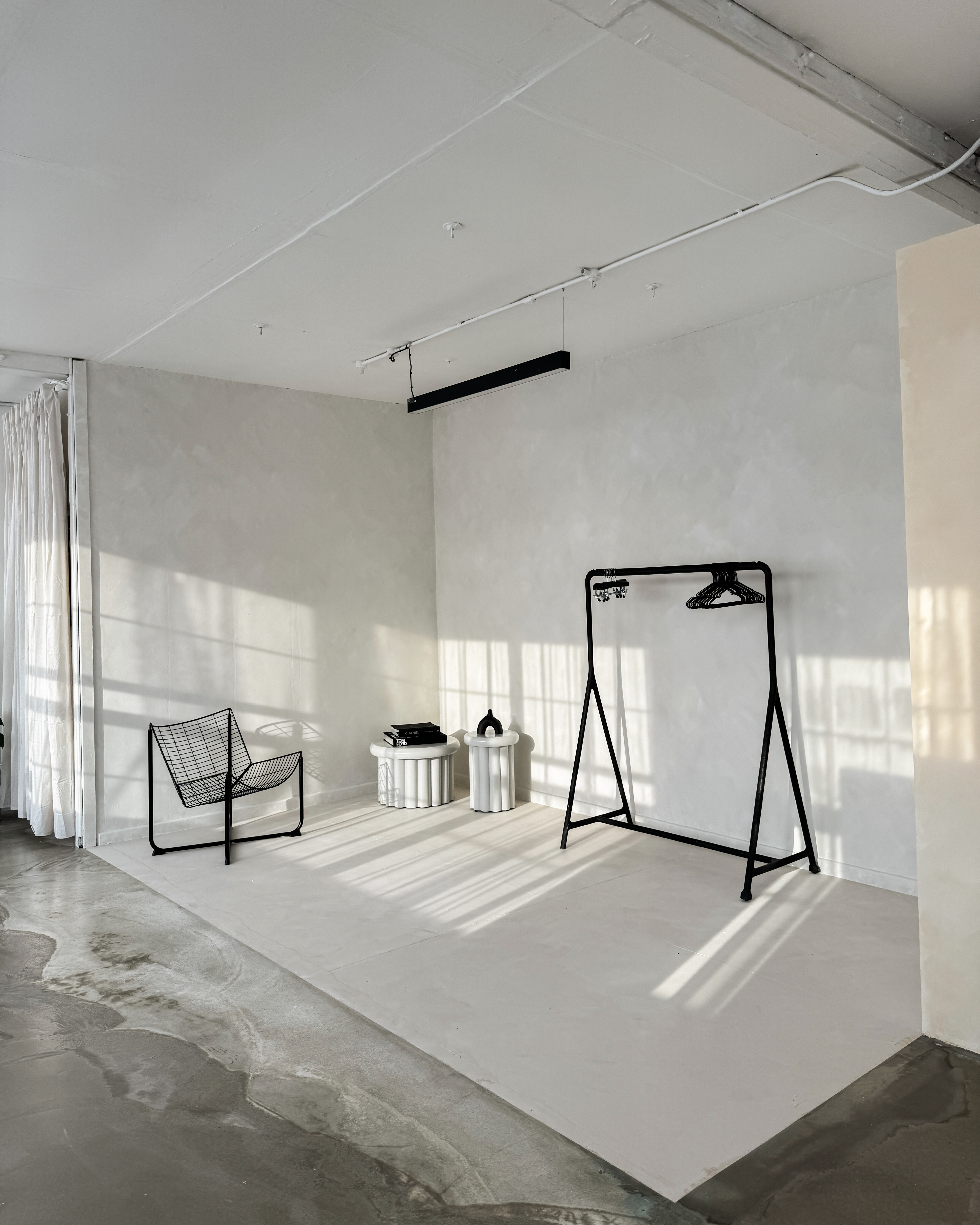 Minimalist event space at Sumei Studios, ideal for workshops and gatherings.