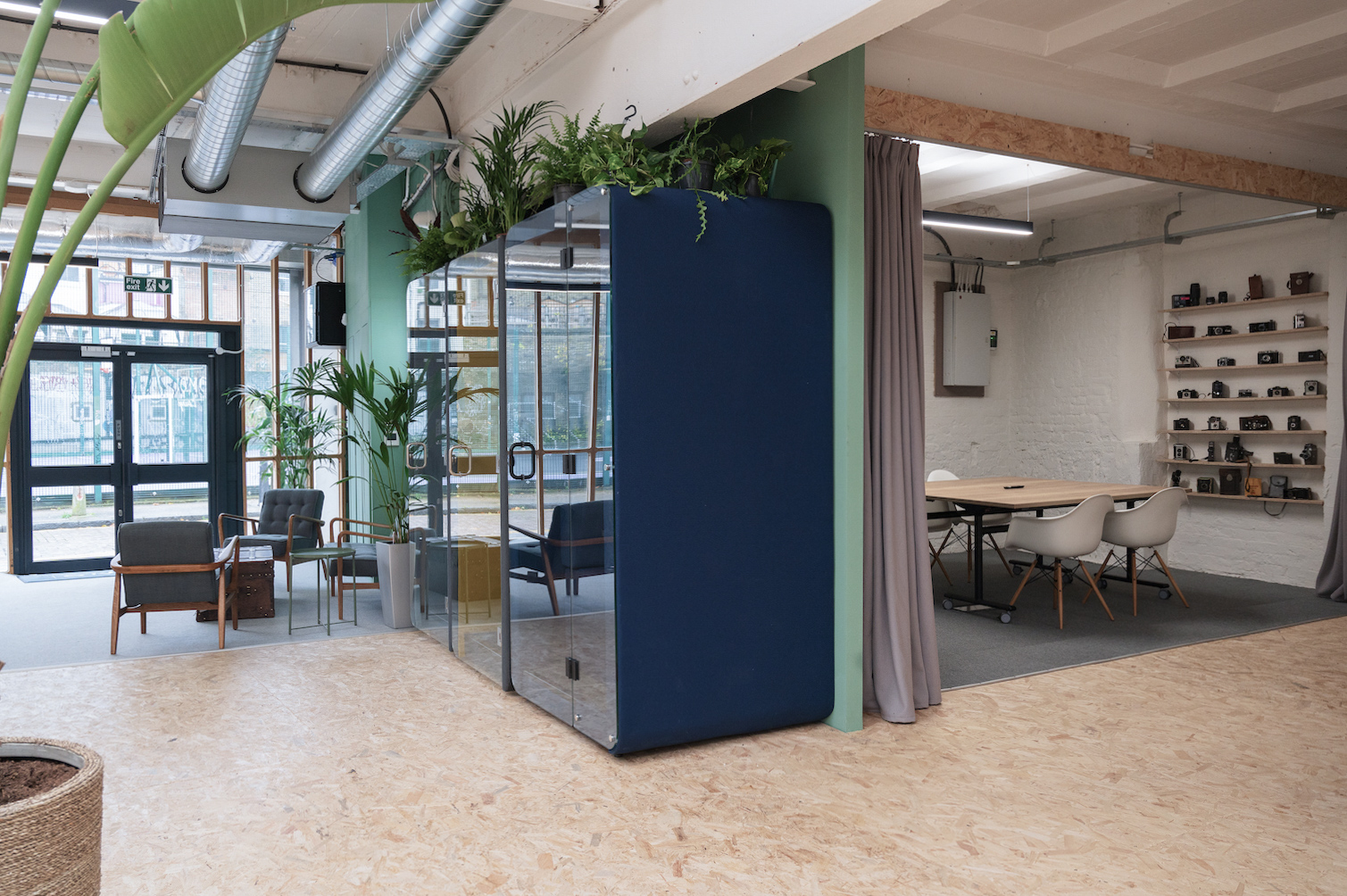 FOMO House - Main Room - tjw3ulxenon.jpg