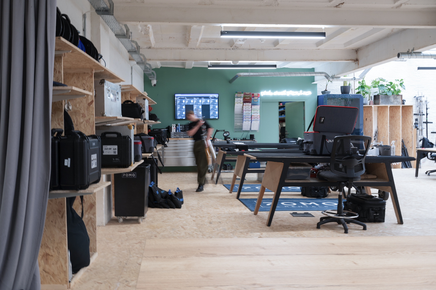 FOMO House - Main Room - 42f4lavhmya.jpg