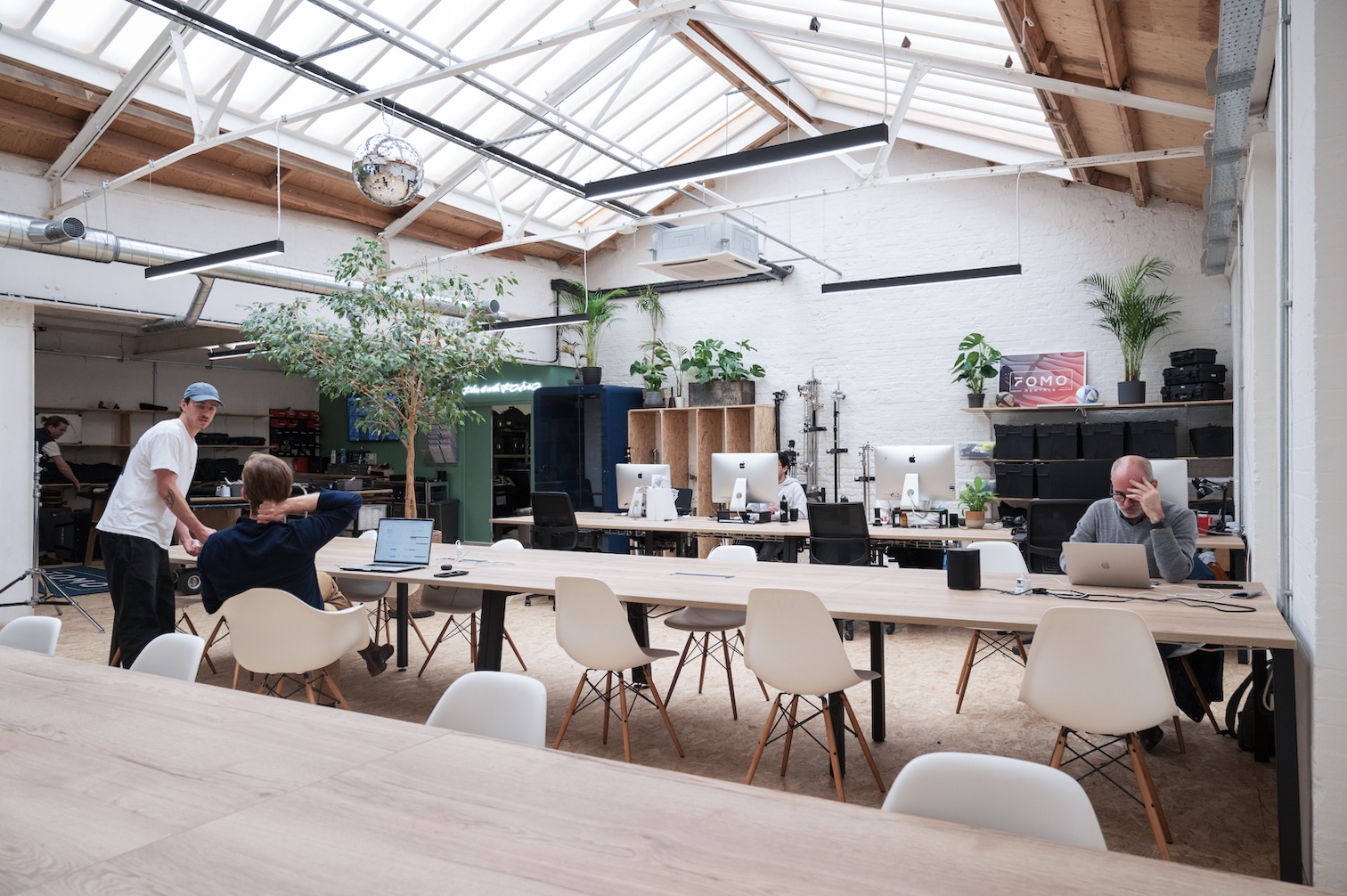 Modern workspace in FOMO House, ideal for hybrid events and workshops with greenery.