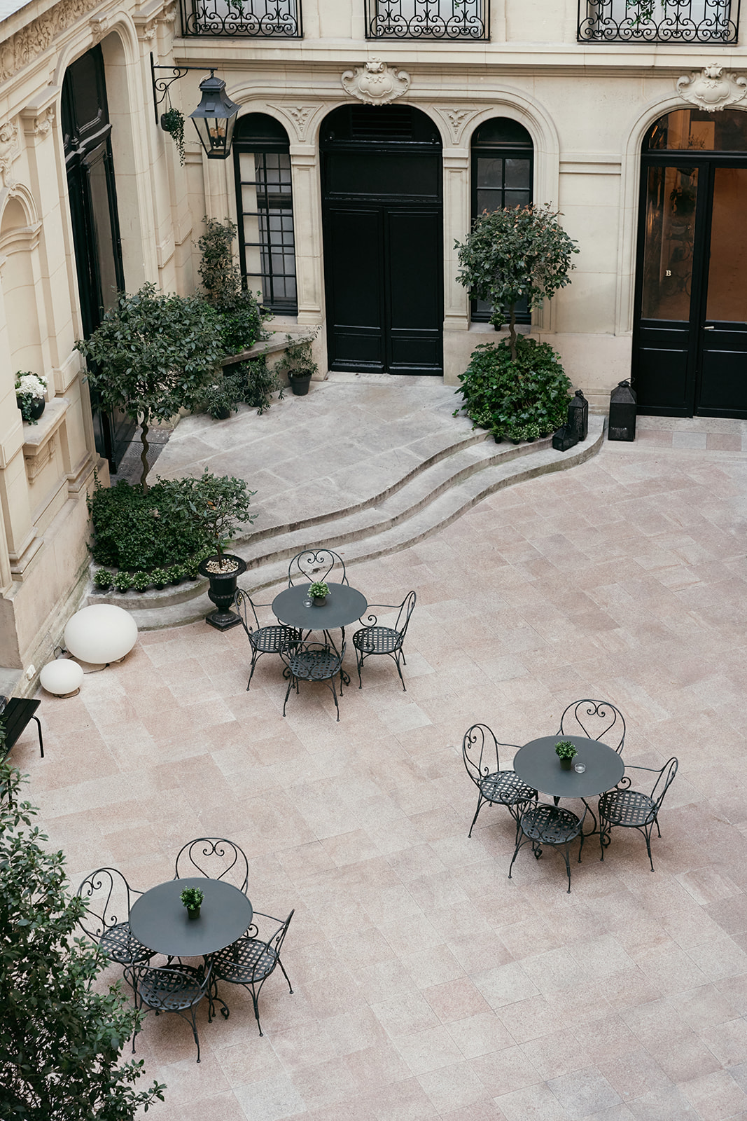 Charming outdoor courtyard at Atelier Les Salons Hoche for networking events and gatherings.