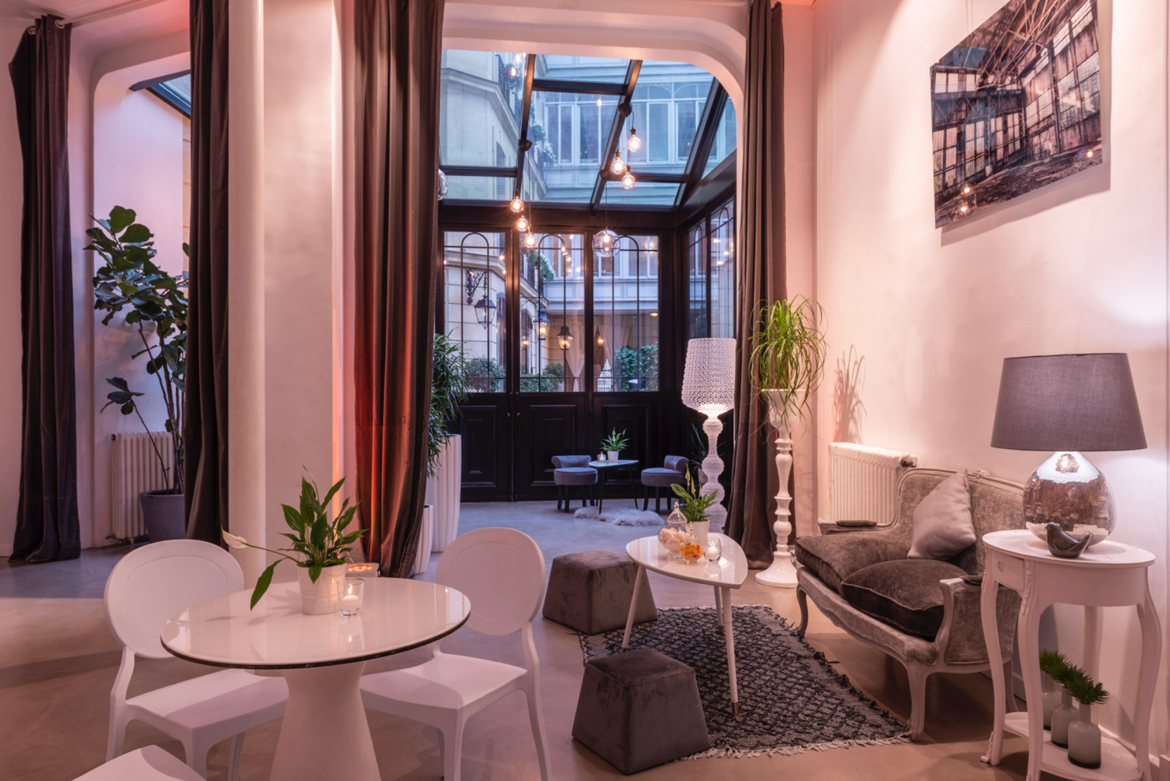 Stylish event space at Atelier Les Salons Hoche, ideal for networking and gatherings.