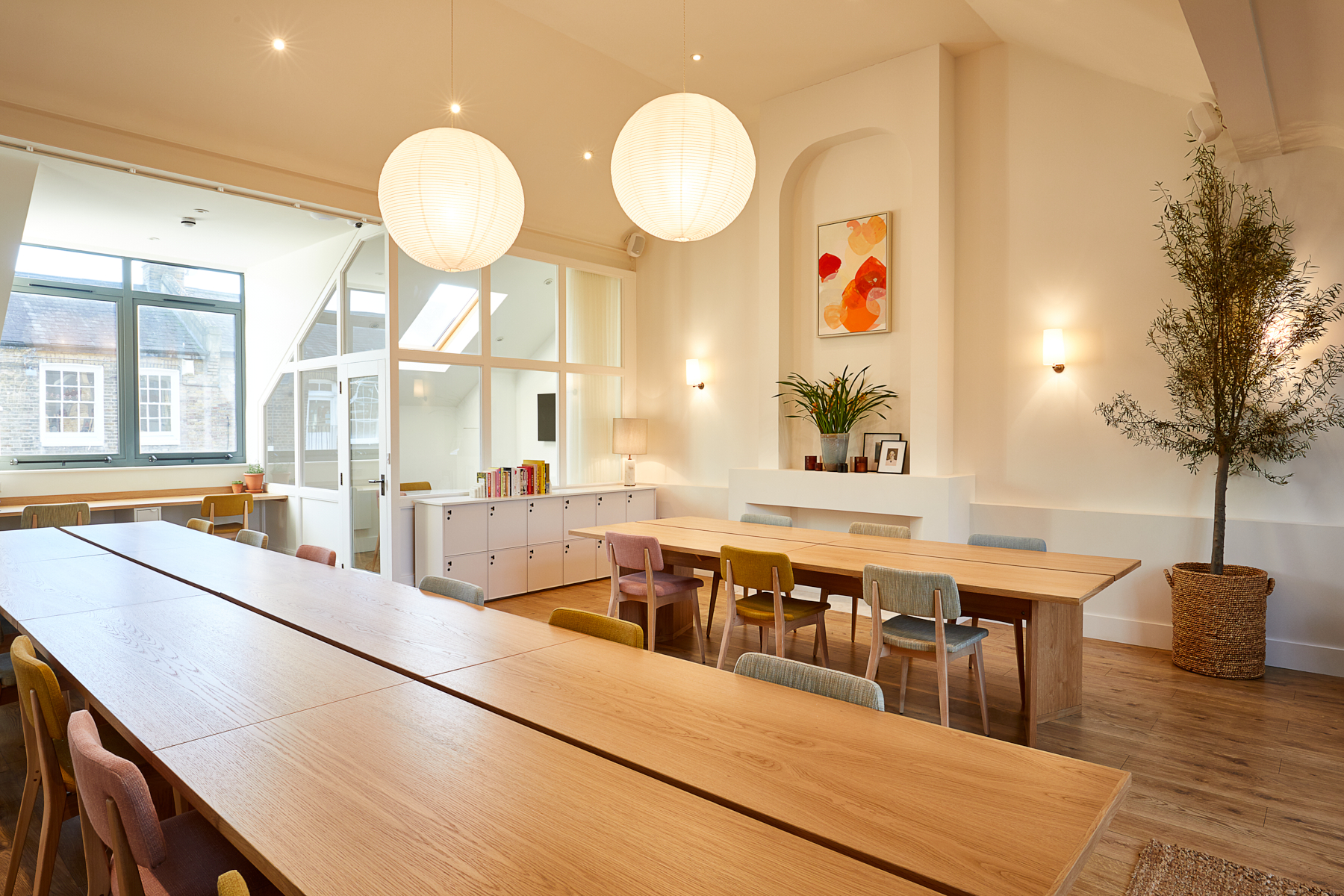 Bright meeting space with wooden table, ideal for workshops and brainstorming sessions.