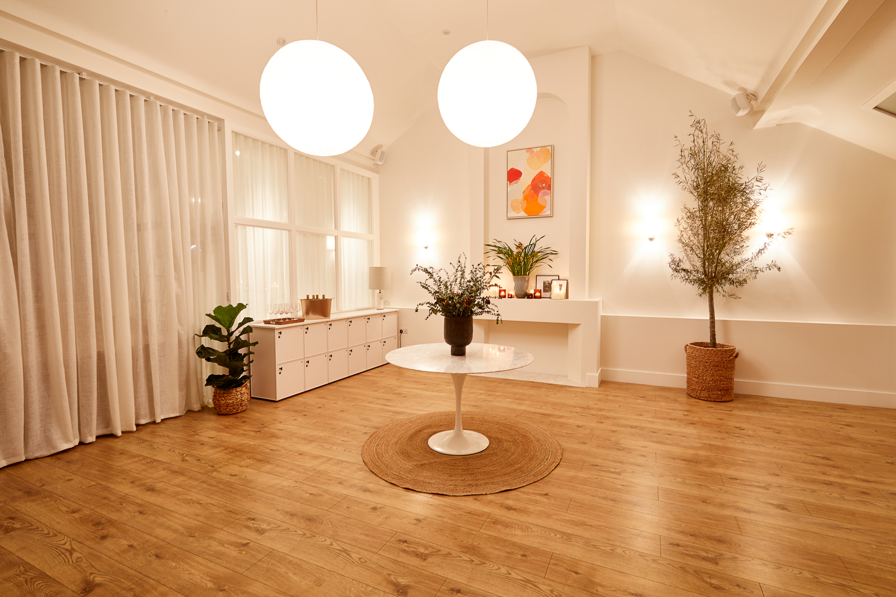 Modern event space with pendant lighting, ideal for workshops and gatherings.