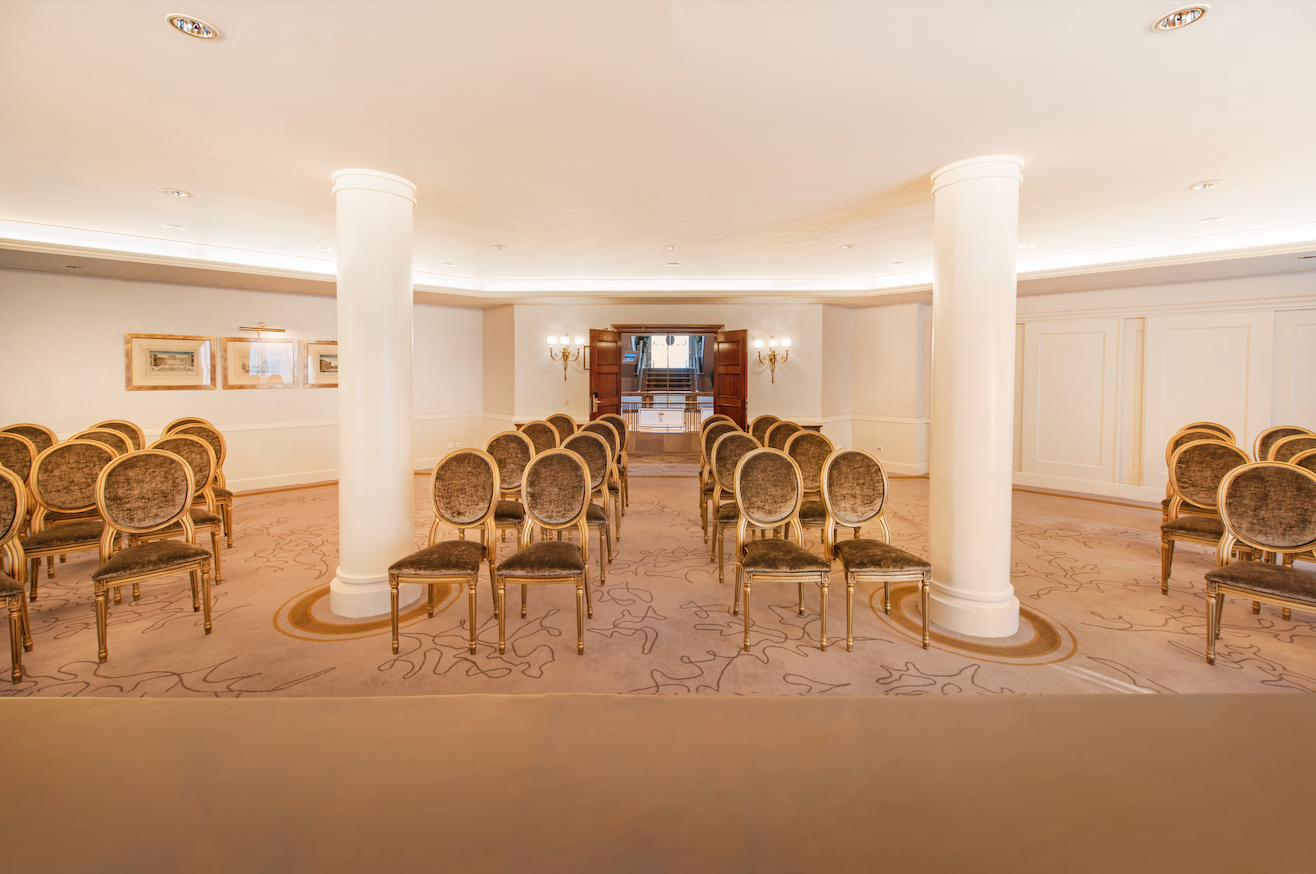 Elegant meeting space at Wellington Hotel Madrid, perfect for workshops and small conferences.