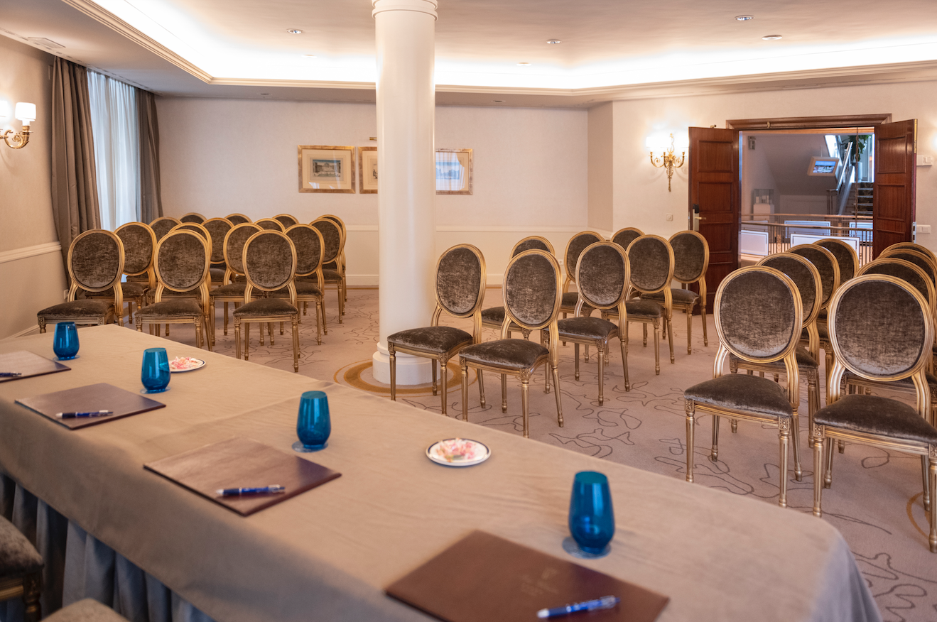 Elegant meeting room at Wellington Hotel Madrid, perfect for conferences and presentations.