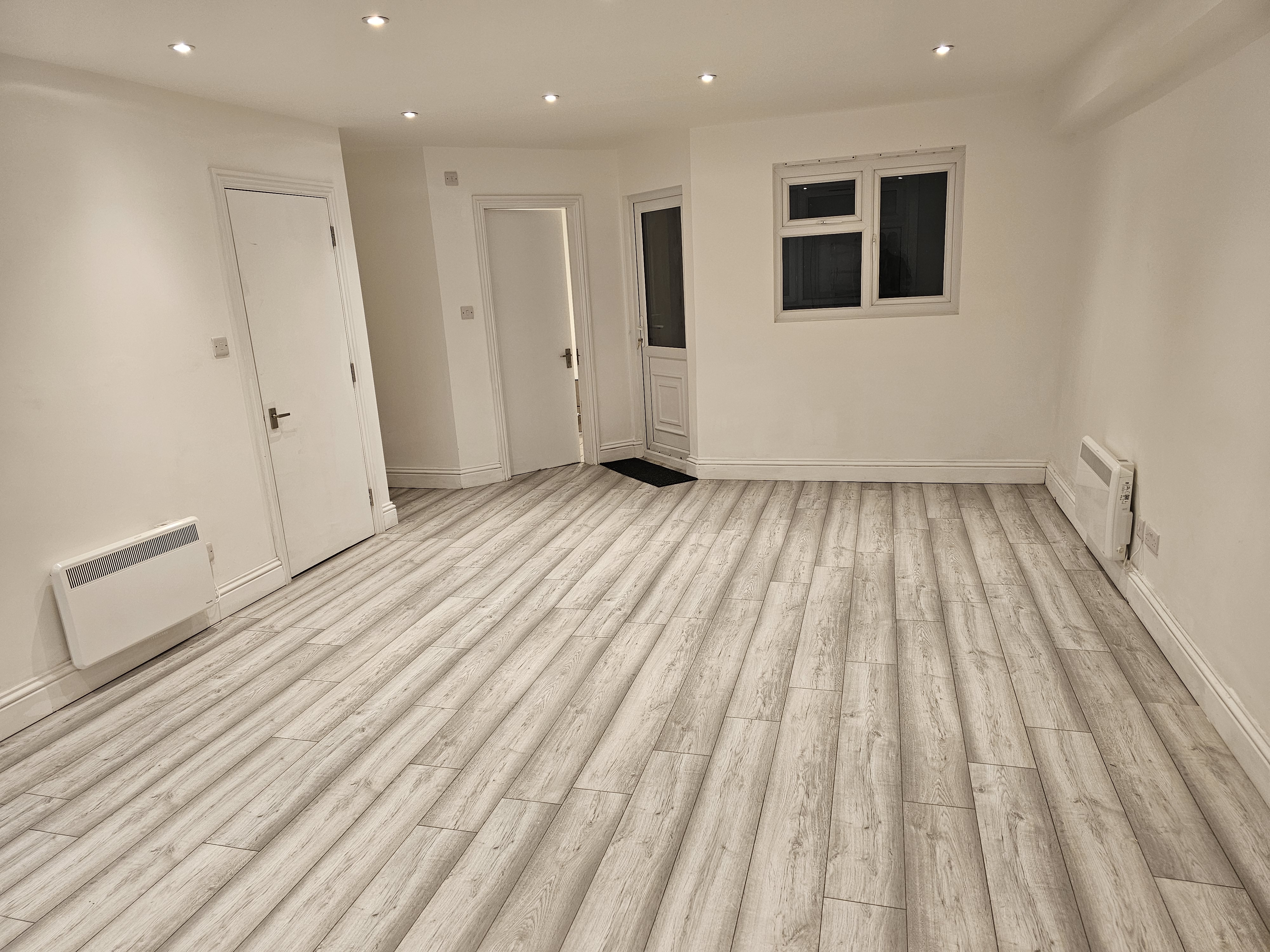 Lounge in Doodles: bright, neutral event space for meetings and gatherings.