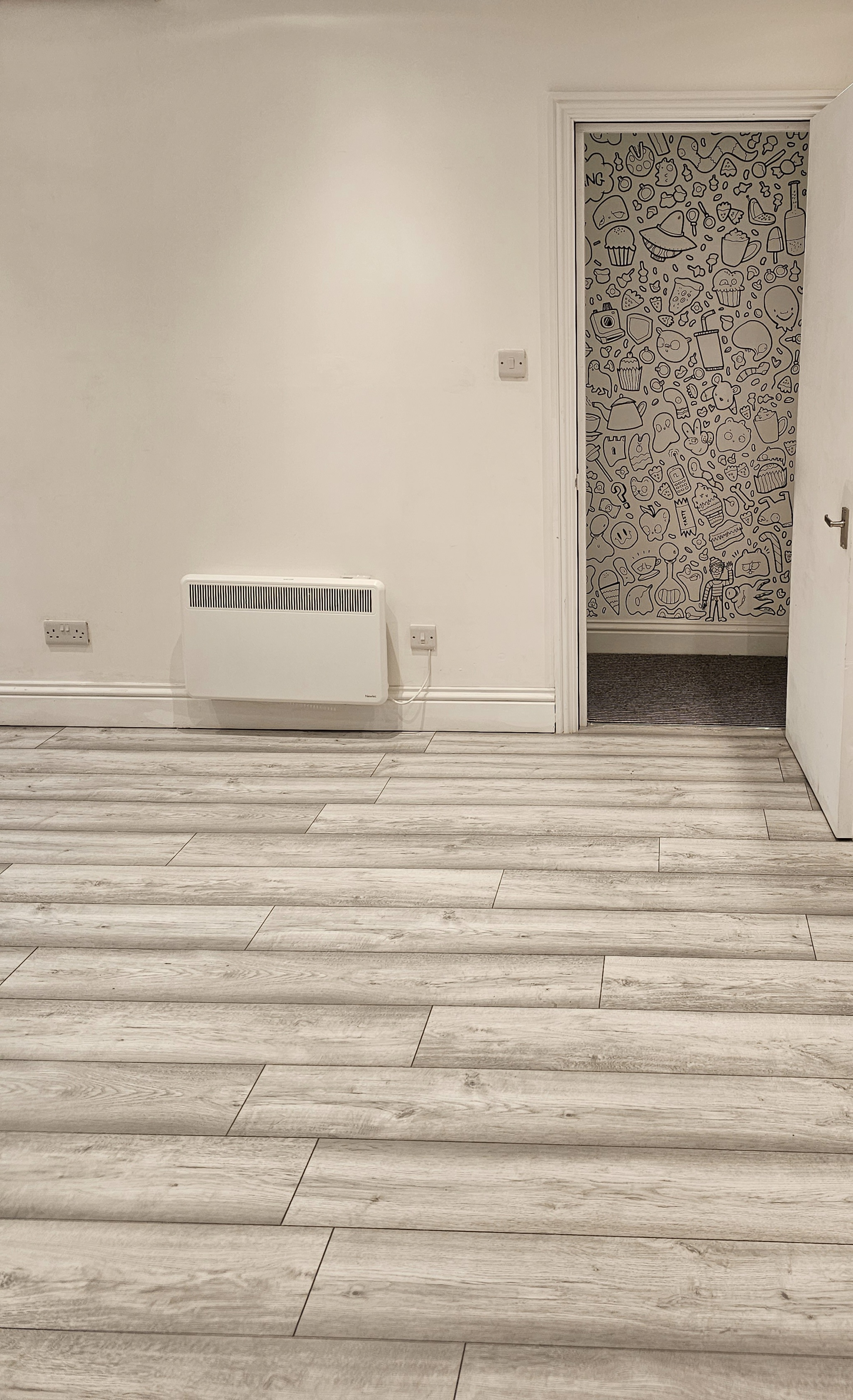 Minimalist lounge with light flooring, perfect for intimate gatherings and workshops.