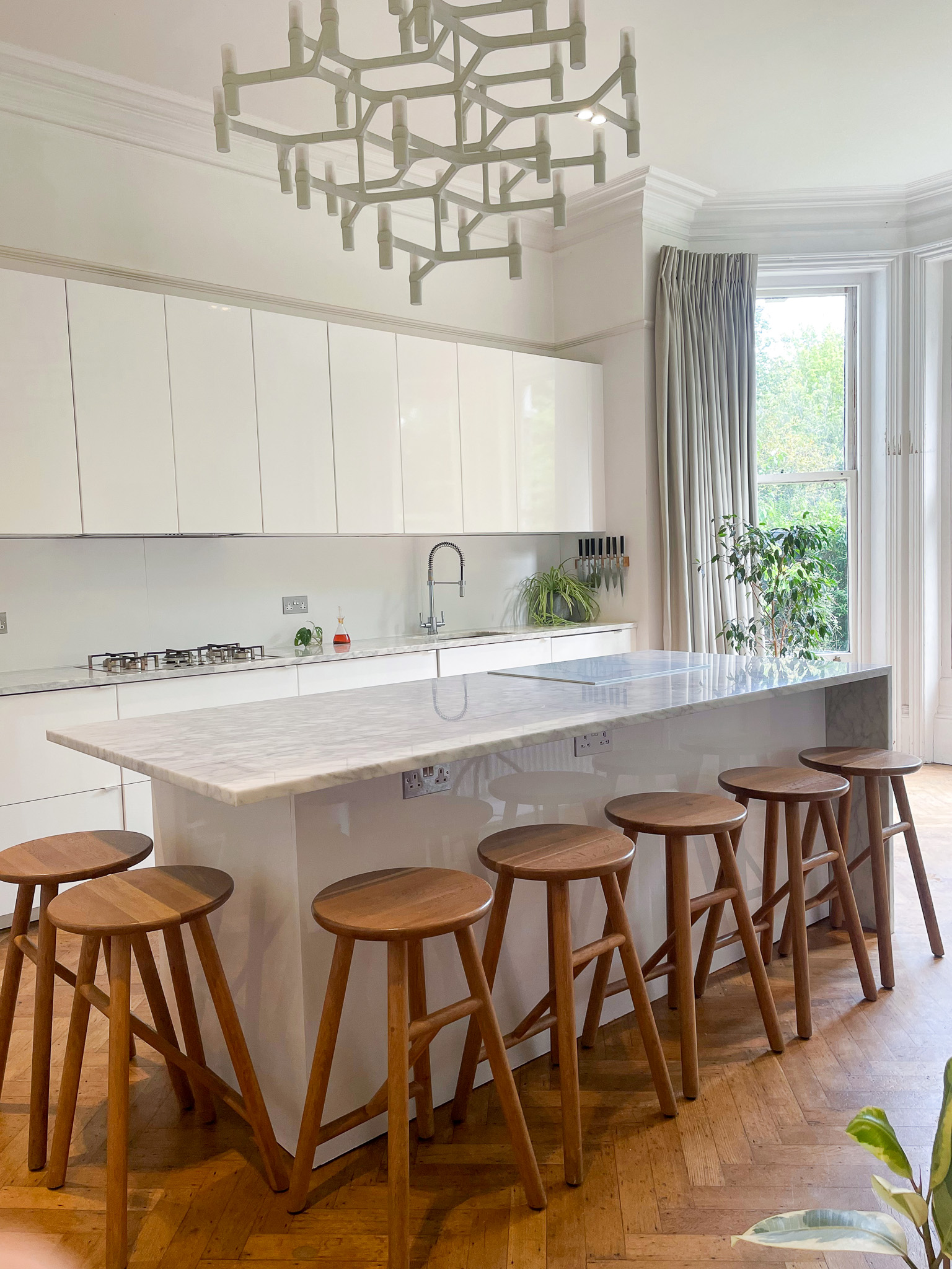 Modern kitchen with spacious island, ideal for gatherings and culinary workshops.