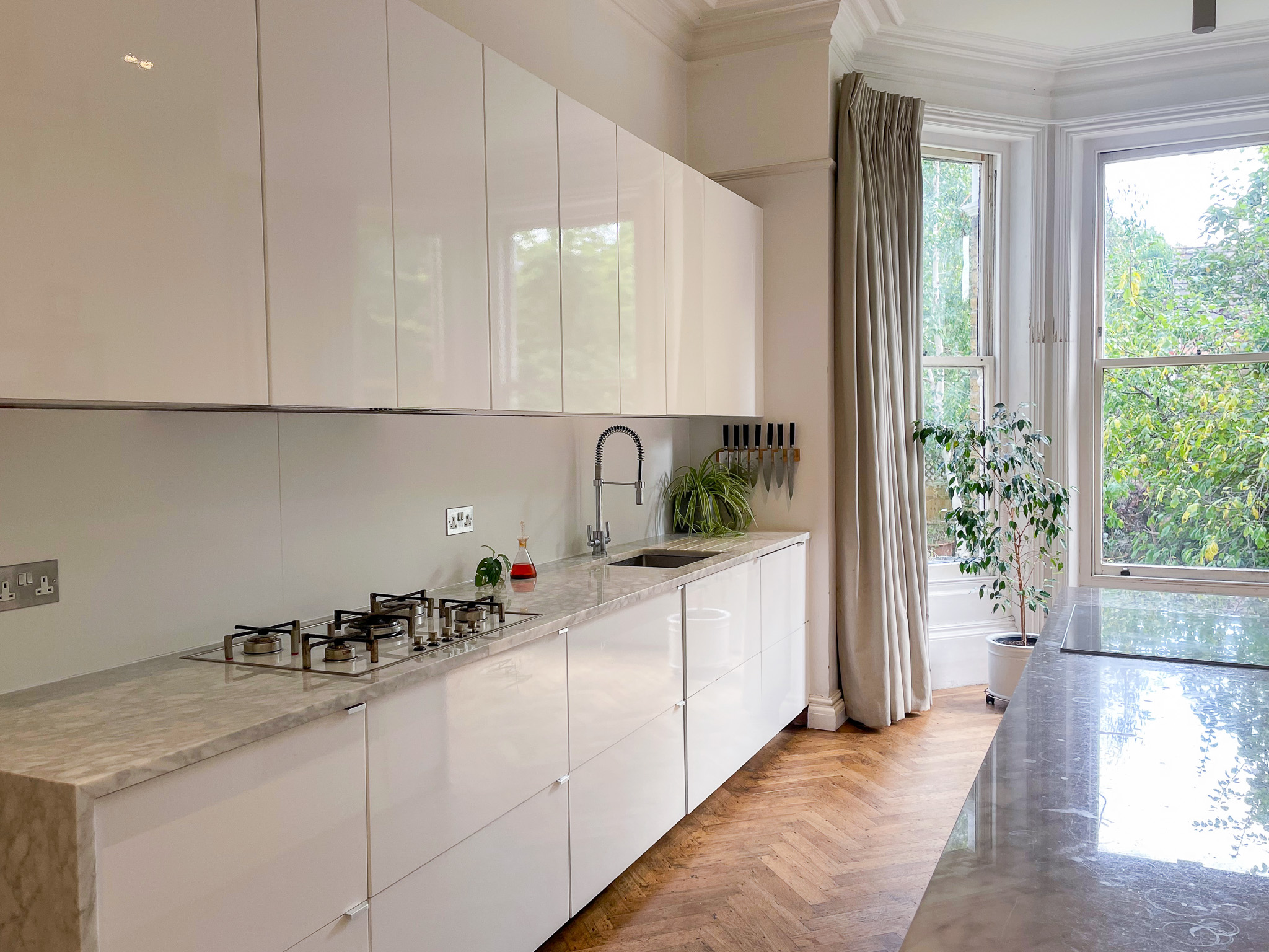Modern kitchen with marble countertop, ideal for culinary events and gatherings.