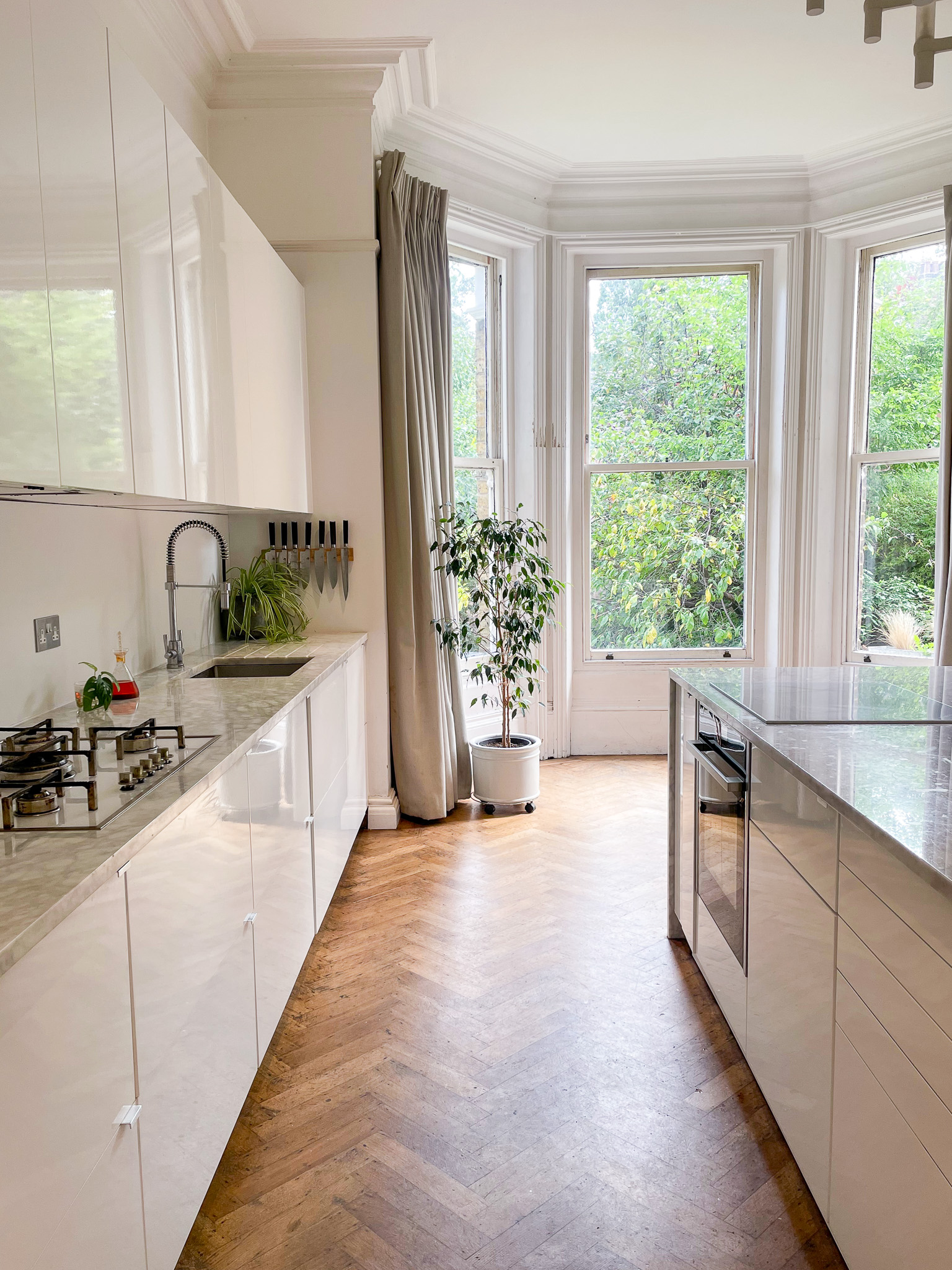 Bright modern kitchen with large windows, ideal for culinary events and gatherings.