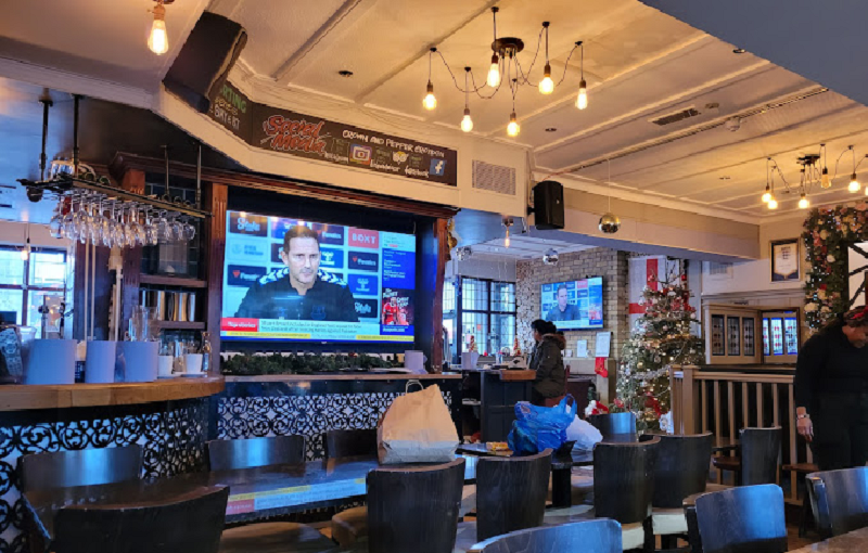 Cozy cocktail bar lounge with stylish lighting, perfect for events and meetings.