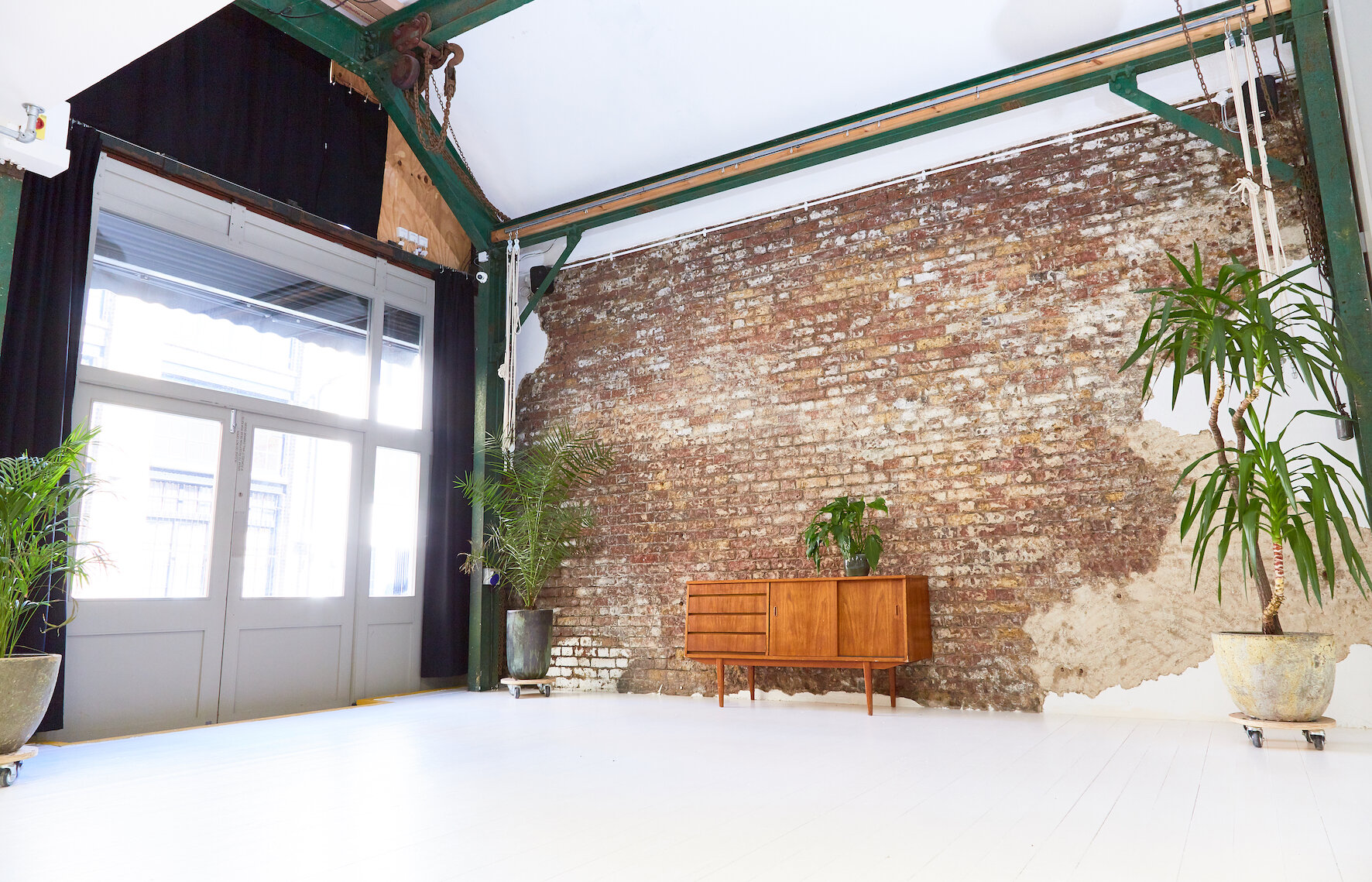 Photography studio with exposed brick walls, ideal for events and workshops.