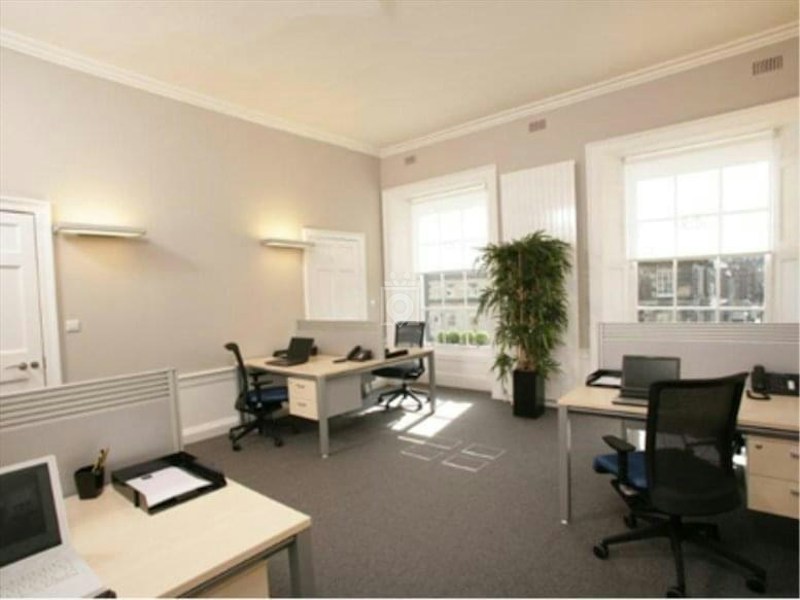 Bright modern serviced office with ergonomic workstations for collaborative meetings.