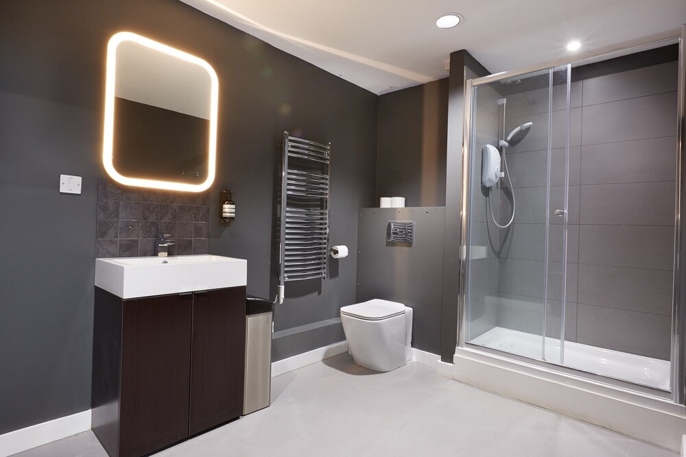 Modern bathroom in LOCK Studios' Studio 3, ideal for event comfort and guest satisfaction.