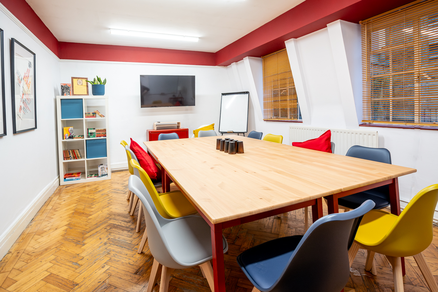 Flower Room in Conway Hall: bright meeting space with wooden table, ideal for workshops.