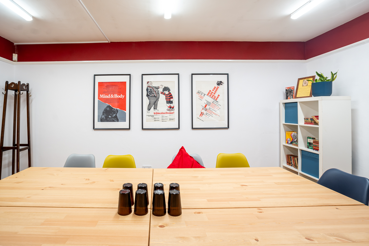 Modern Conway Suite meeting space with large table, ideal for workshops and brainstorming.