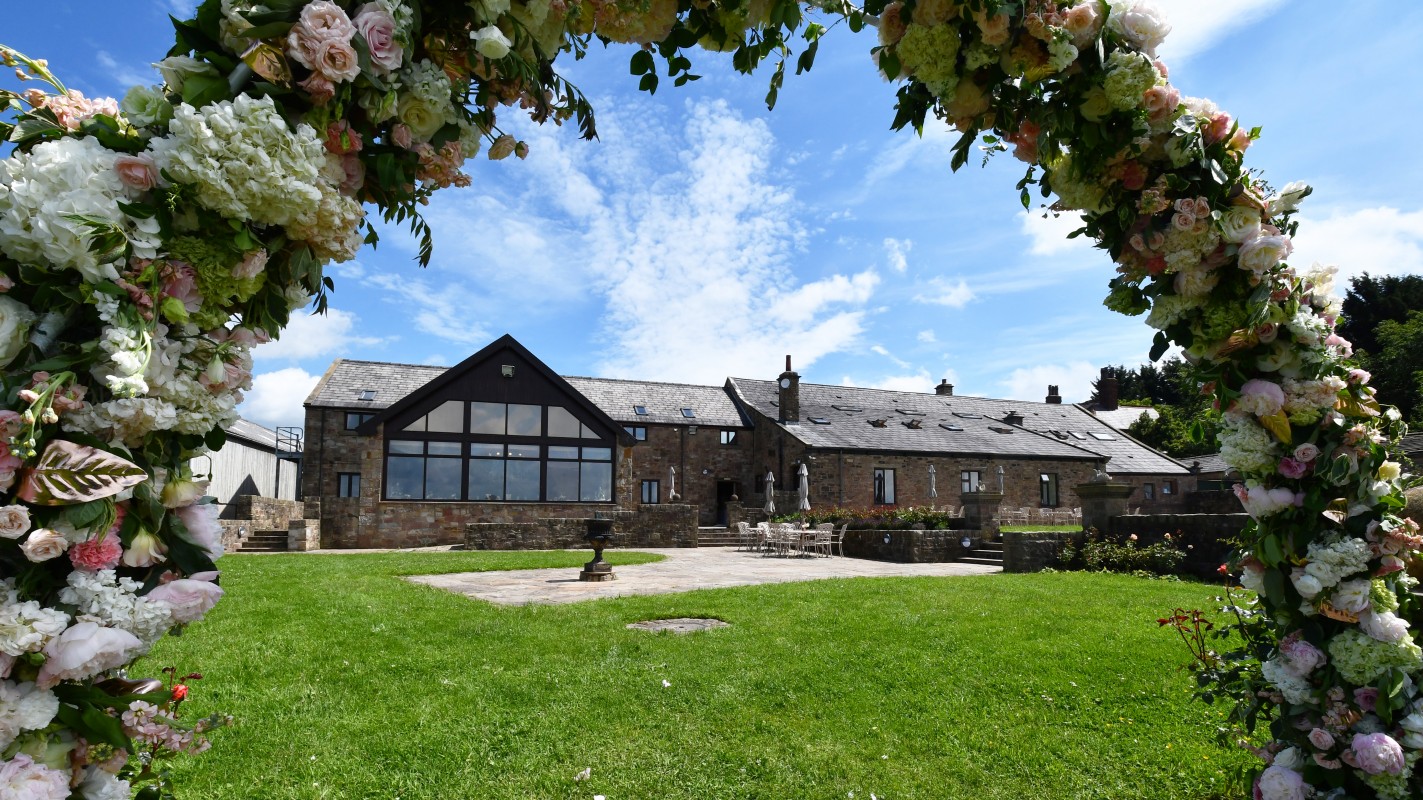 Beeston Manor bar with floral arch, ideal for outdoor weddings and corporate events.