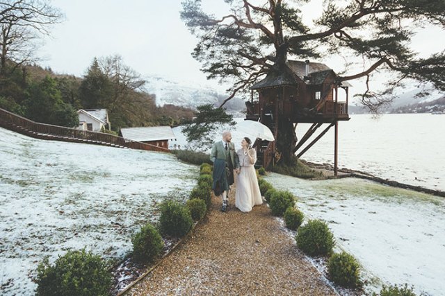 Elopement at Woodside Lodge with treehouse and serene snowy landscape.