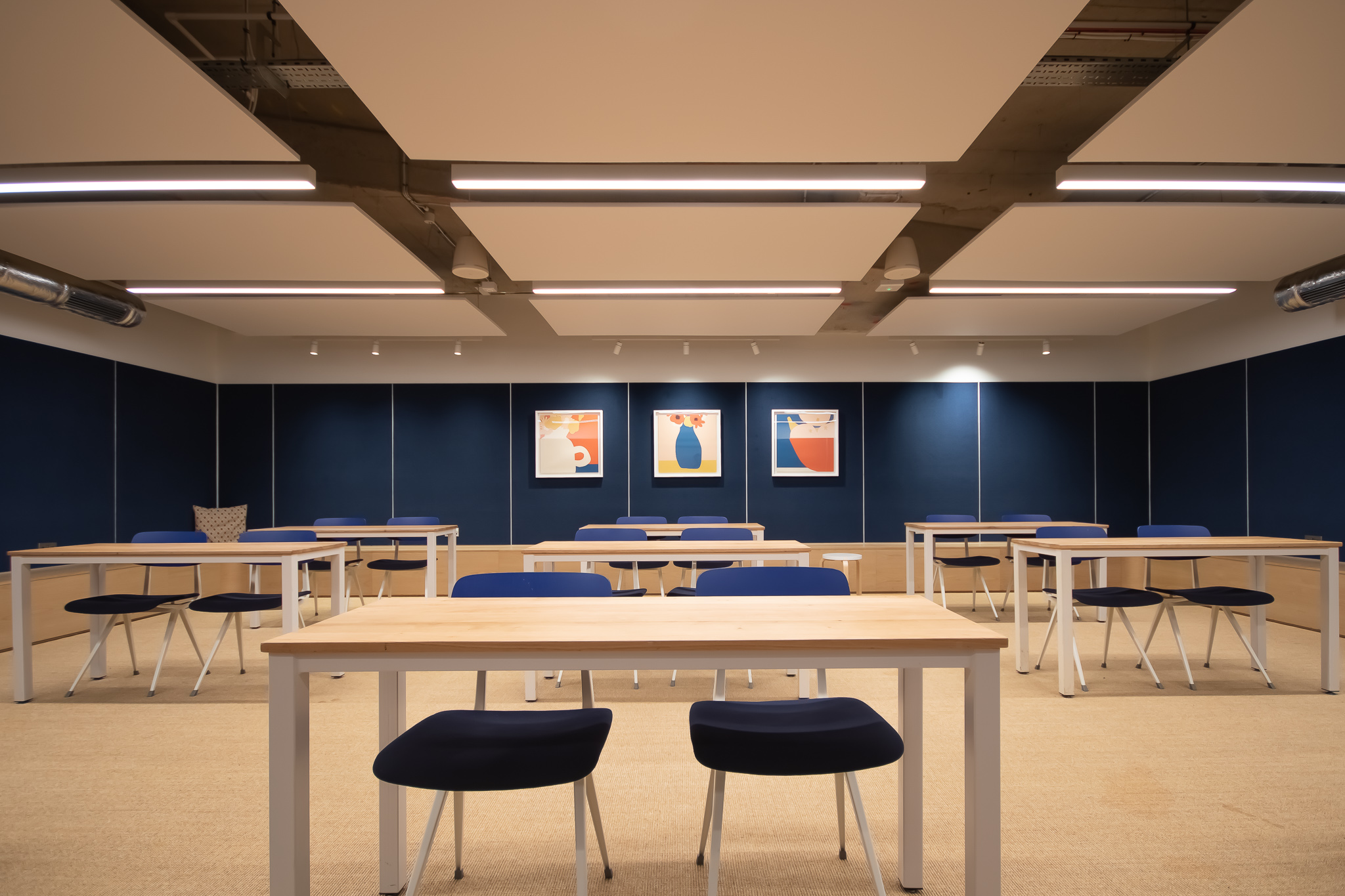 Boardroom in Shoreditch Exchange with clean lines, ideal for workshops and meetings.