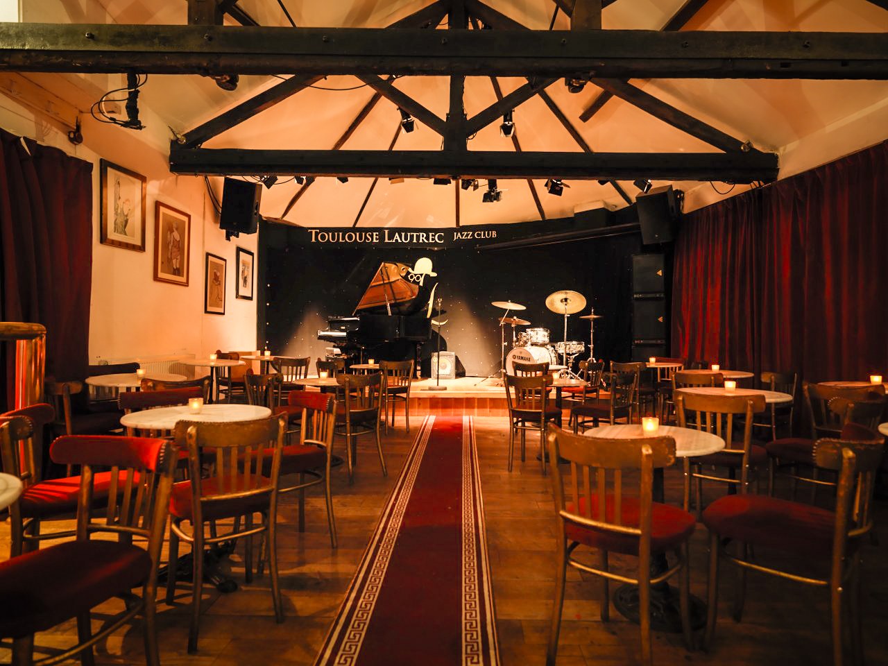Intimate jazz club in Toulouse Lautrec with piano, ideal for live music events.