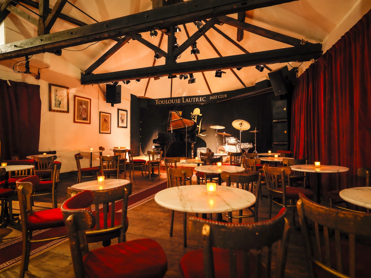 Intimate jazz club in Toulouse Lautrec, perfect for live performances and private events.